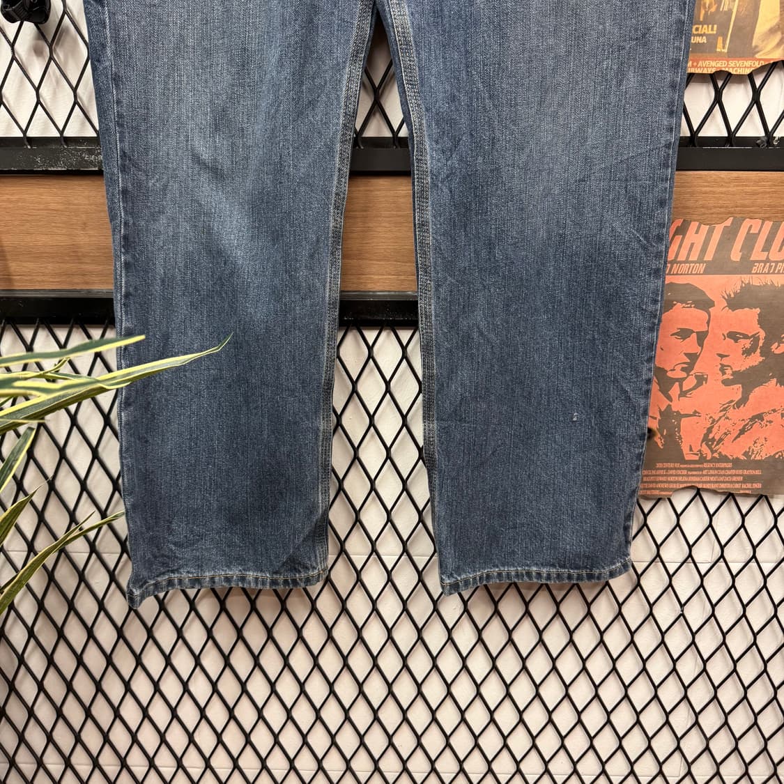 칼하트 릴렉스드 핏 데님 팬츠 후면 포켓 로고 포인트 중청 상품이미지4