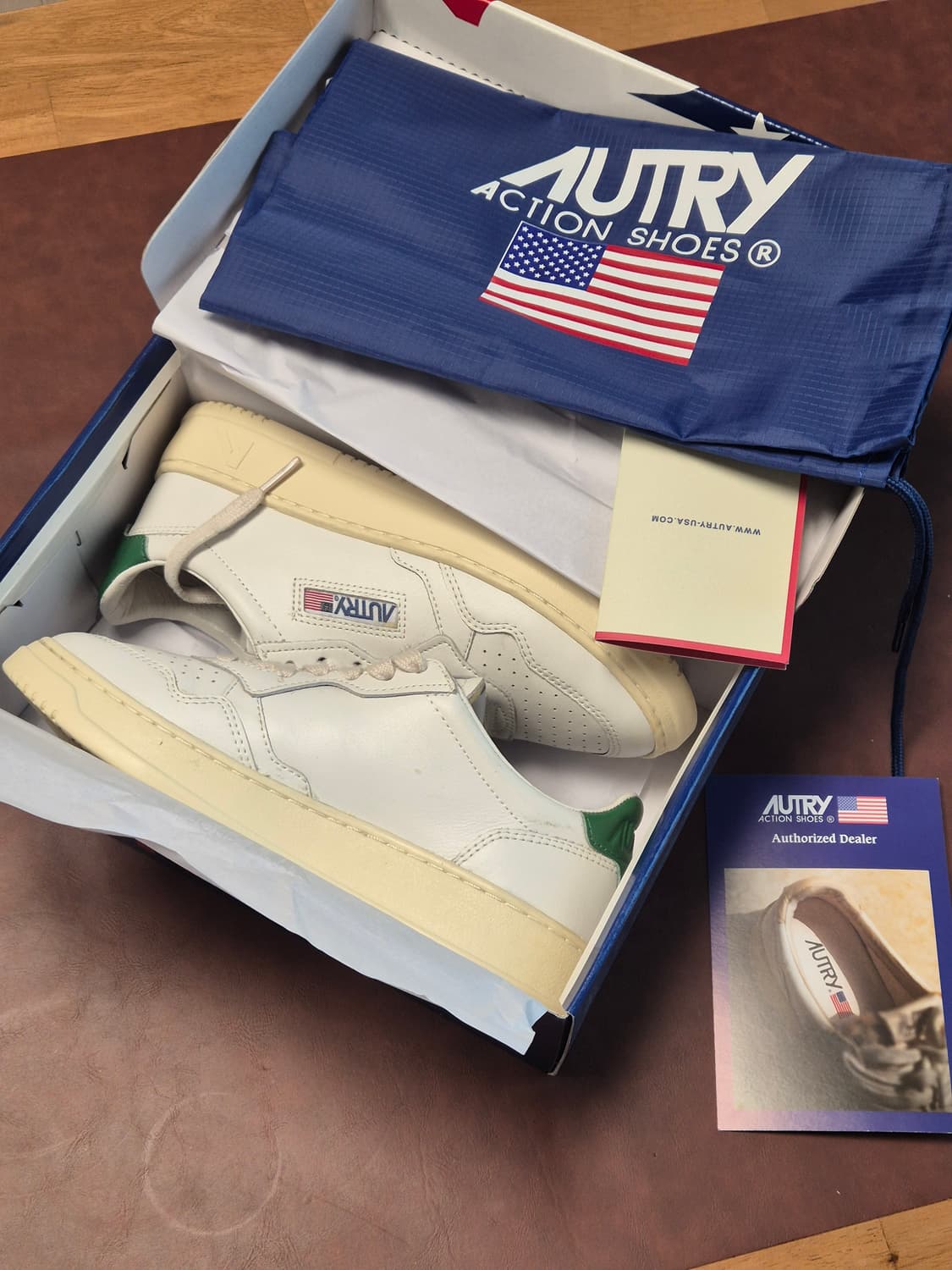 (풀박)실착용1회 235-240(37)오트리 메달리스트 로우 스니커 상품이미지9