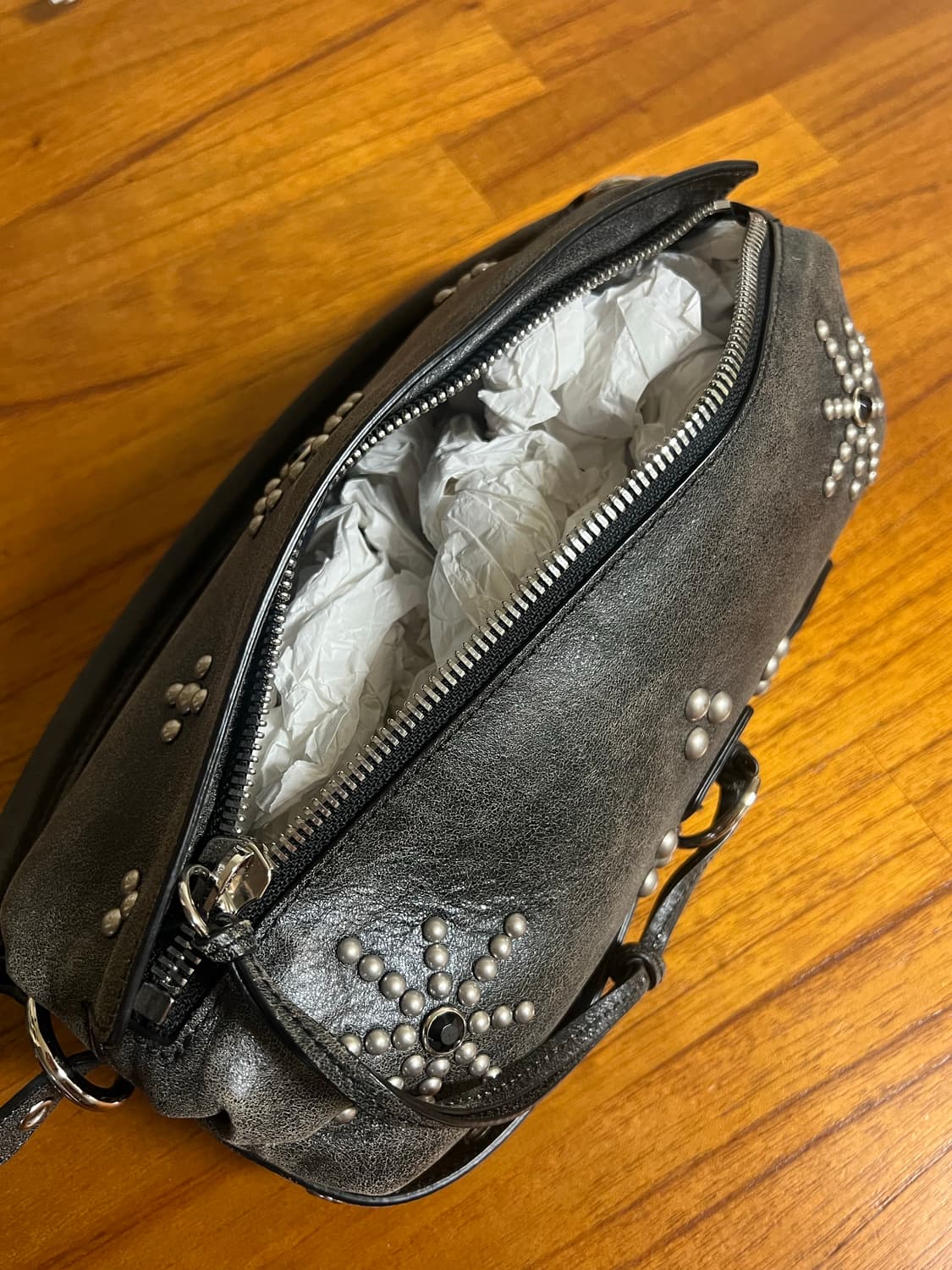 오픈와이와이 스터드 필로우 핸들백 상품이미지8