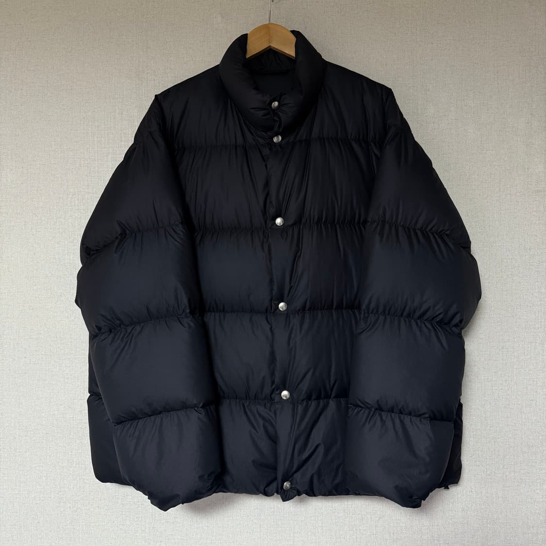 [3]코모리 25AW 블랙 나일론 다운 자켓 상품이미지2