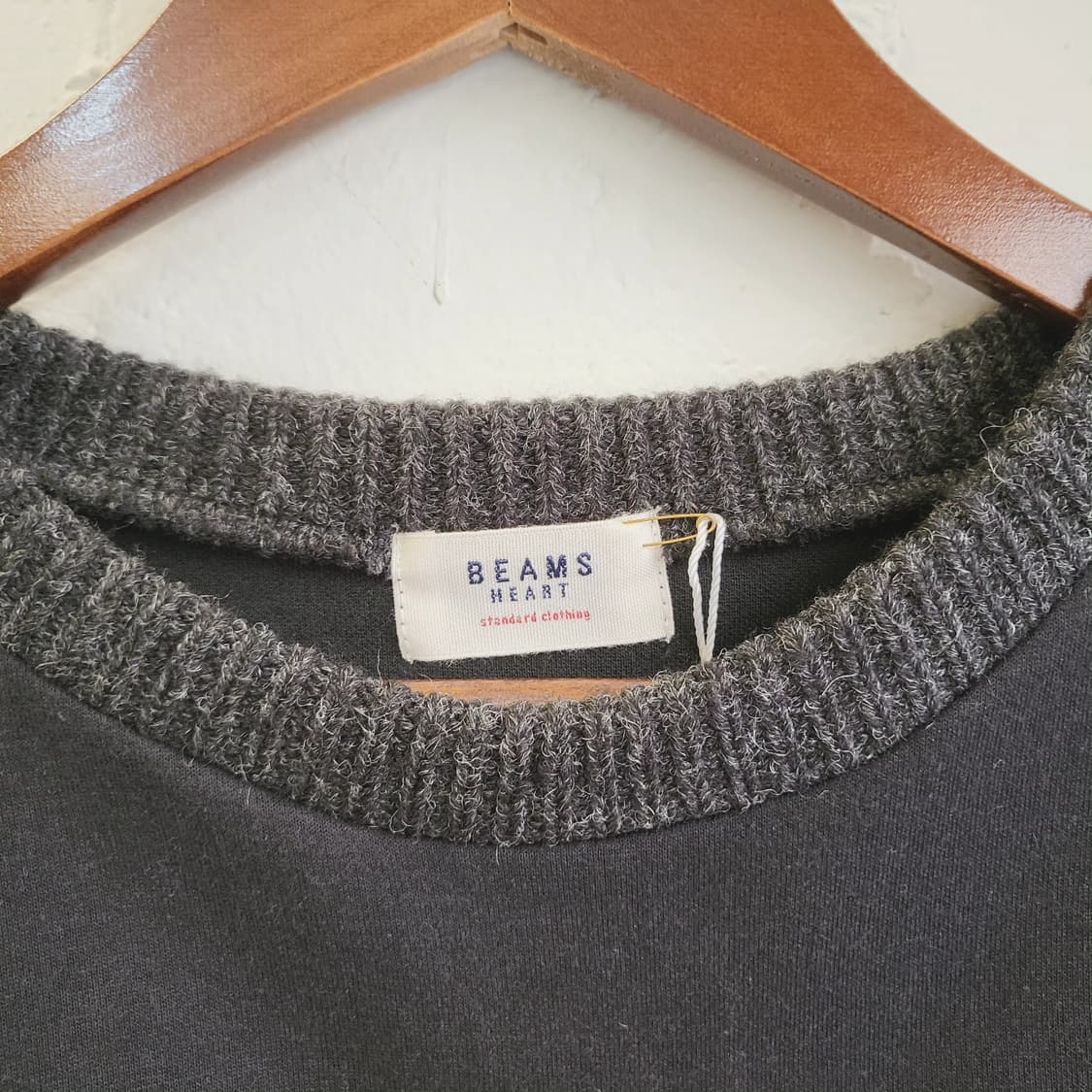 Beams heart 차콜 면배색 스웨터 상품이미지4