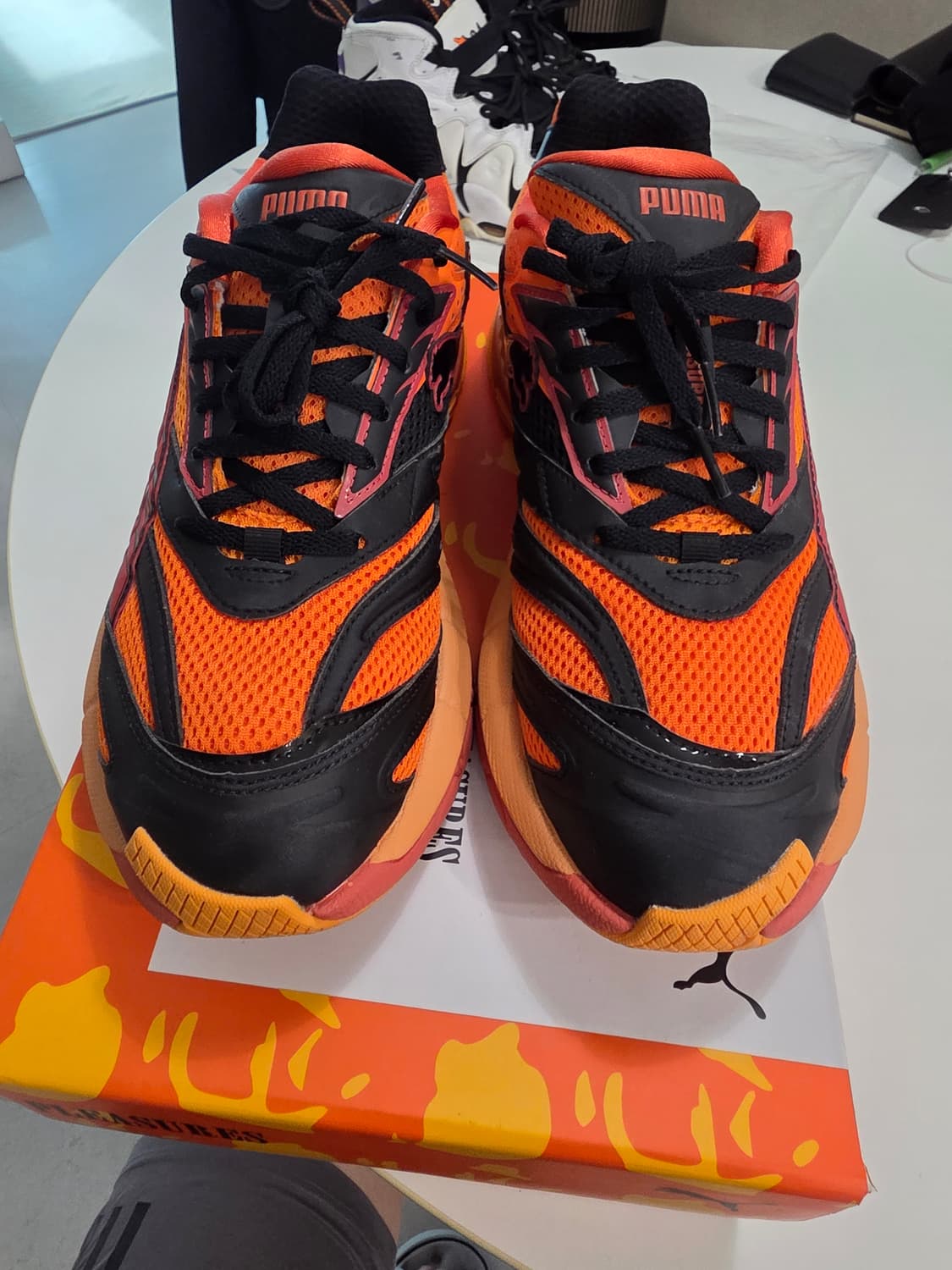 플레저스 x 푸마 벨로파시스 레이얼스 레드 오렌지 
275 상품이미지4