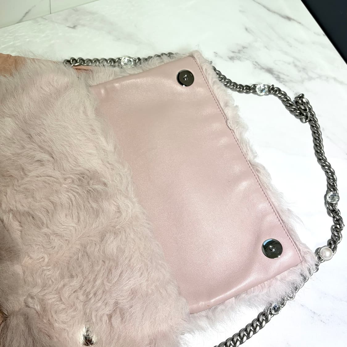 [A+ 정품] 미우미우 양털 퍼 크리스탈 체인 크로스백 상품이미지3