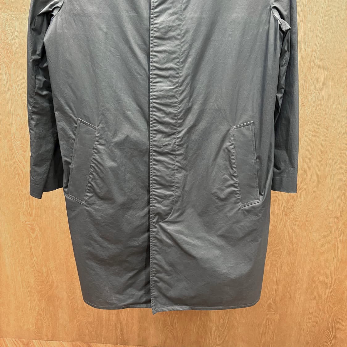 버버리 런던 싱글 롱 코트 체크 안감 배색 히든 버튼 플래킷 디테일 차콜 상품이미지5