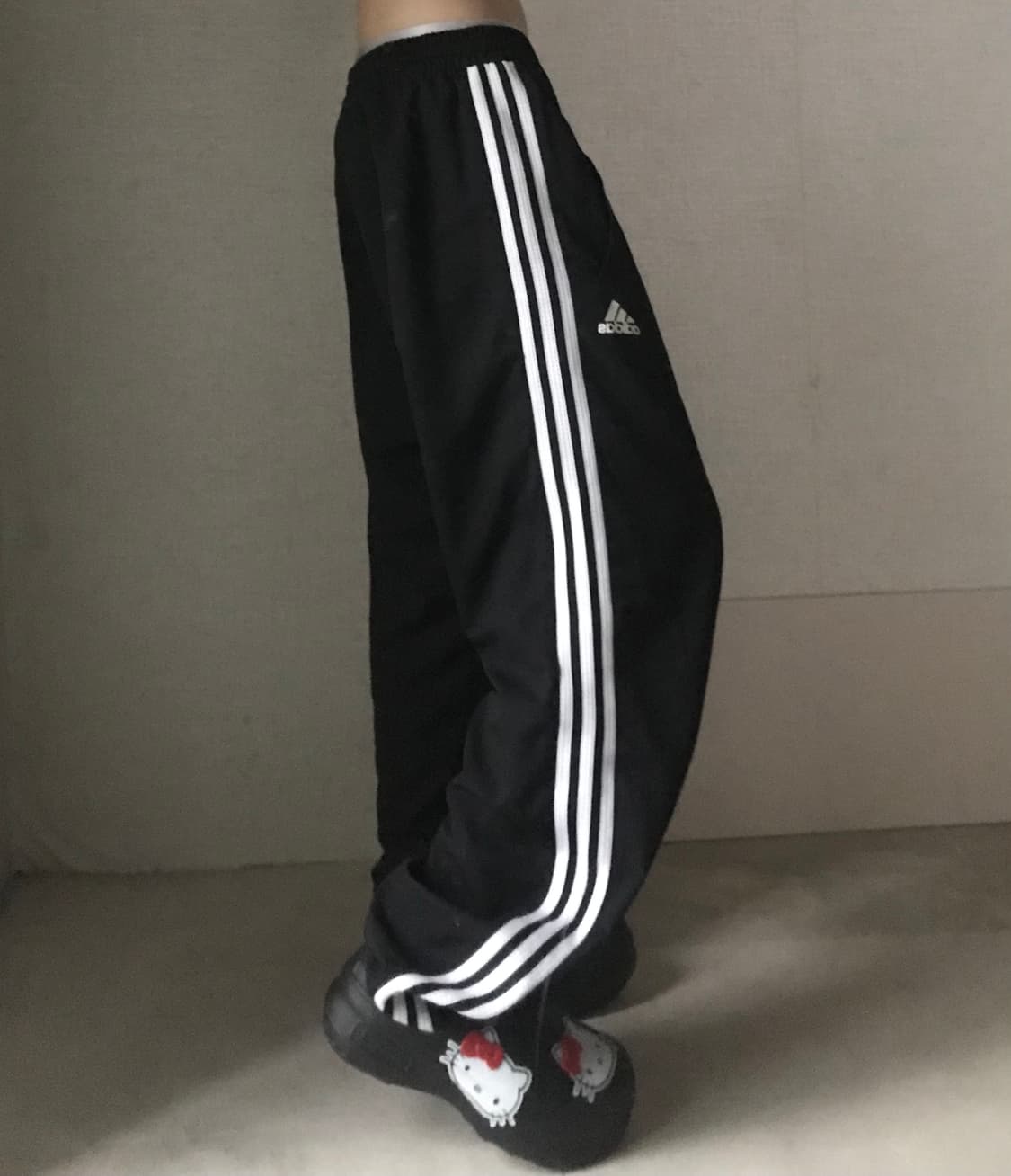 아디다스 블랙 와이드핏 트레이닝 팬츠 상품이미지3