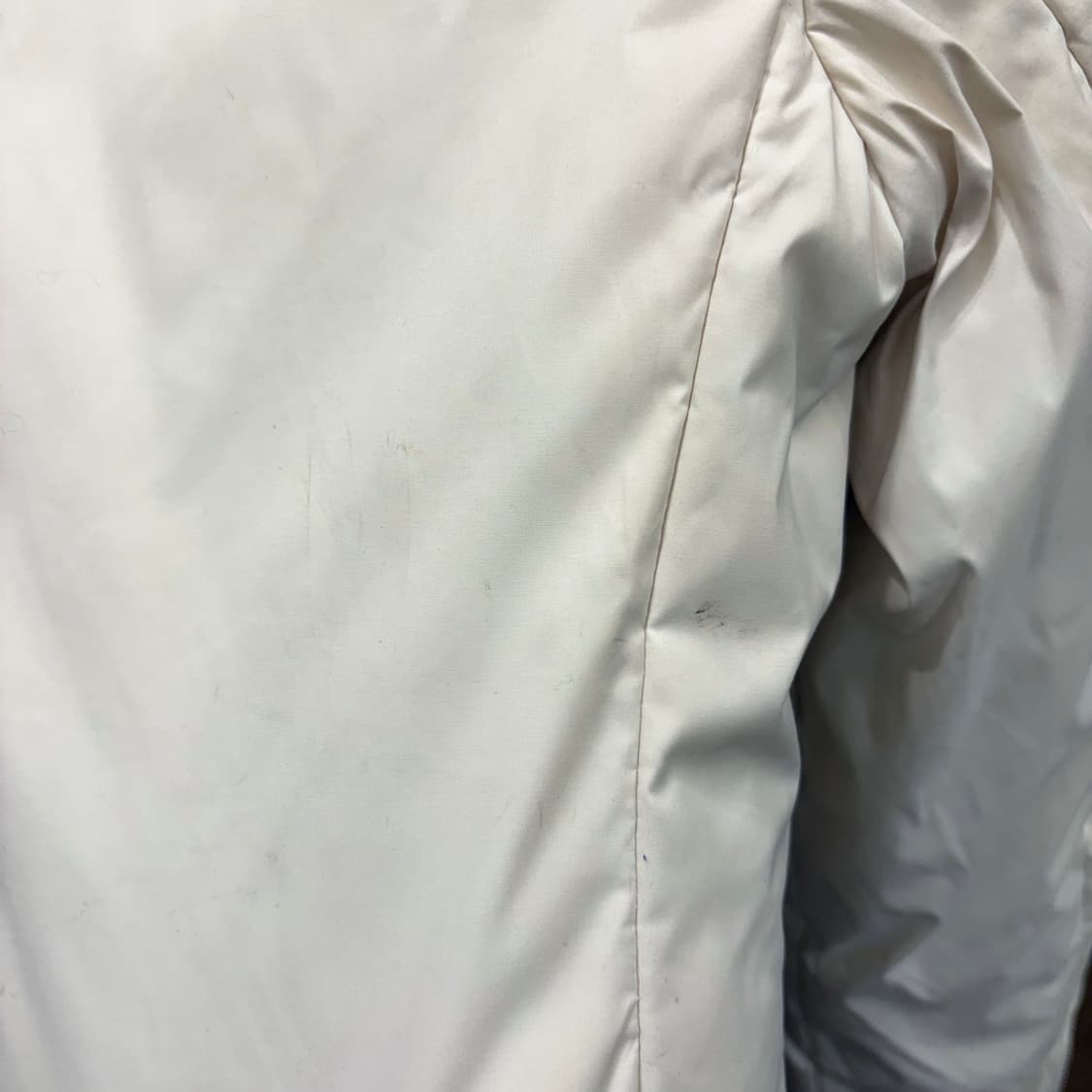 막스앤코 숏 패딩 자켓 넥 라인 퍼 트리밍 미니멀 포켓 디테일 아이보리 상품이미지10