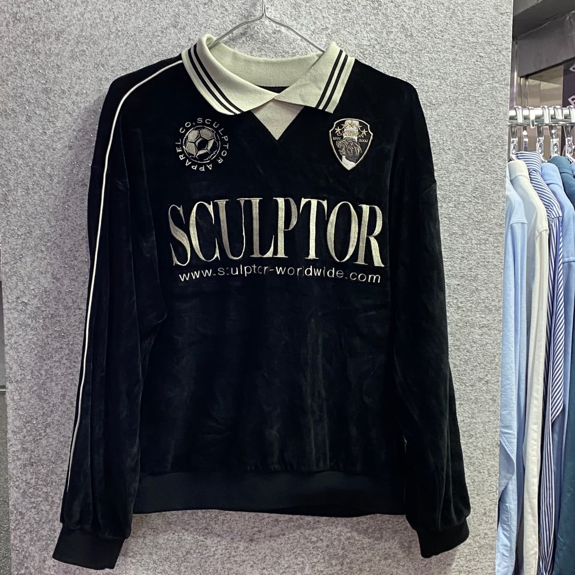 스컬프터 자수 빅로고 벨벳 카라 맨투맨 B3089 상품이미지2