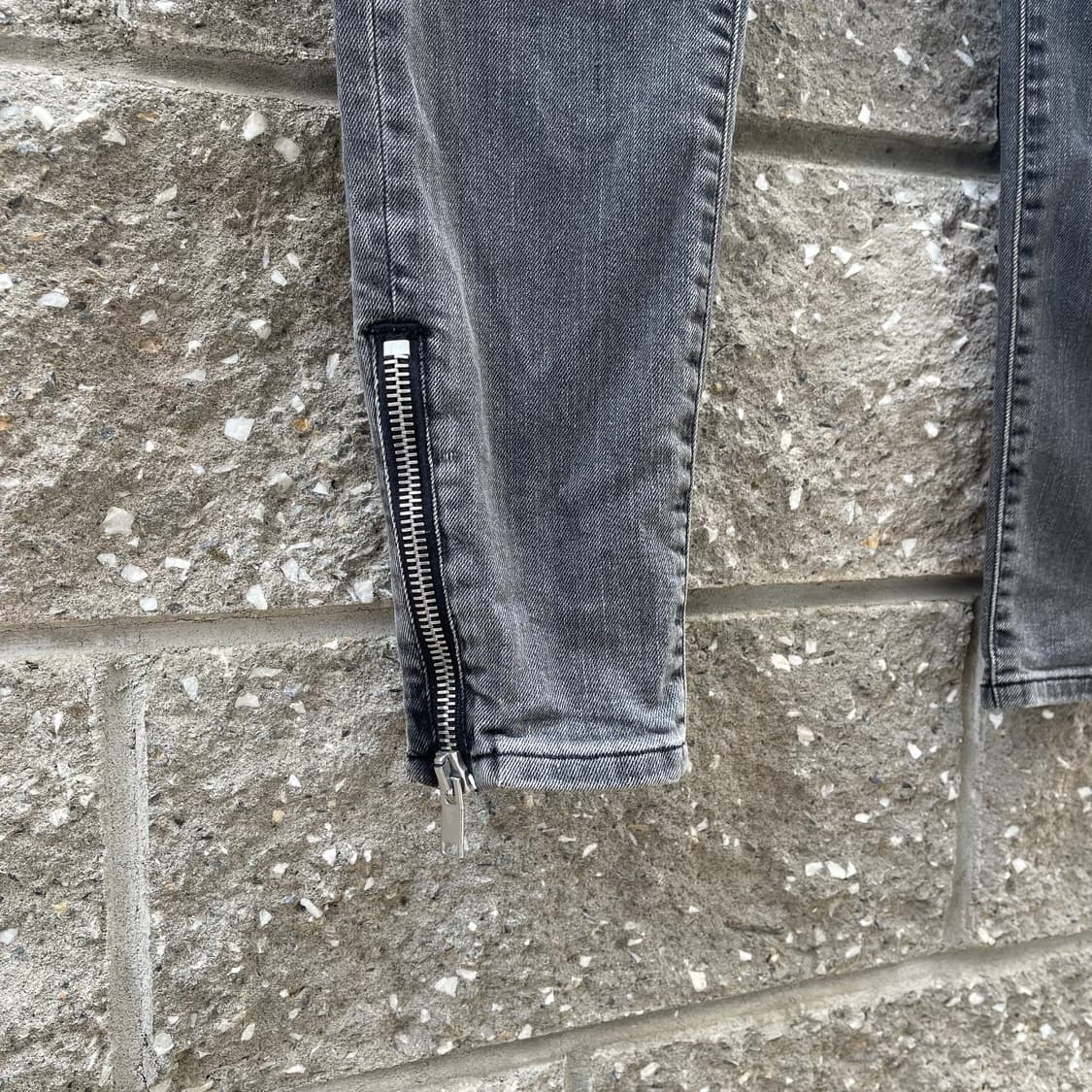 [29]Saint Laurent 14FW D02 그레이 스키니 데님 팬츠 상품이미지4