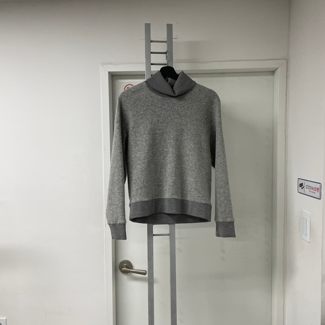 우영미 목폴라 니트 그레이 46 상품이미지5