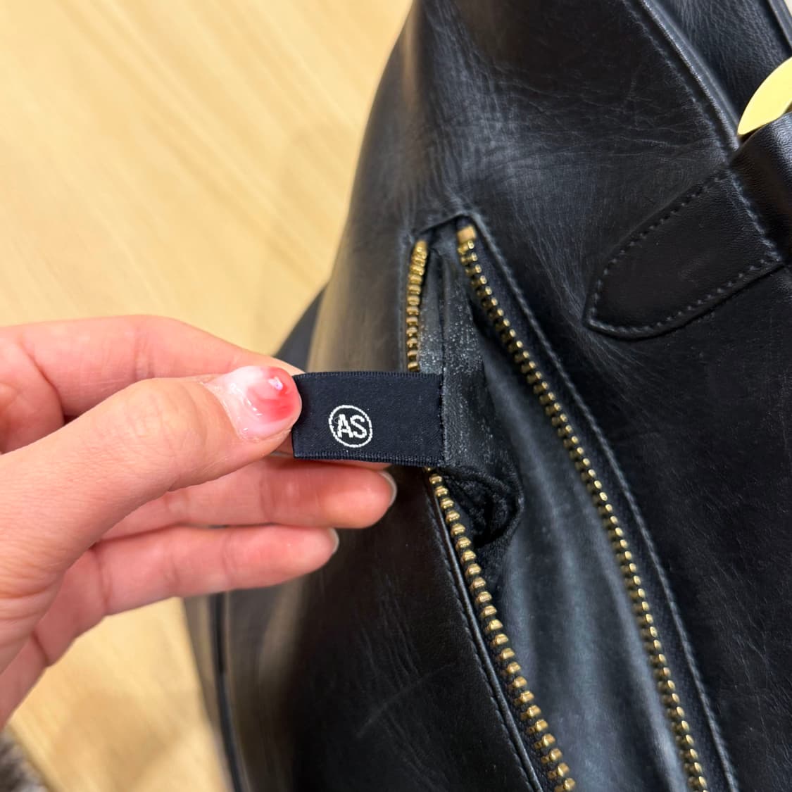 꾸레쥬 레더 토트백 빅 로고 엠보싱 골드 핸들 스트랩 파츠 디테일 블랙 상품이미지7