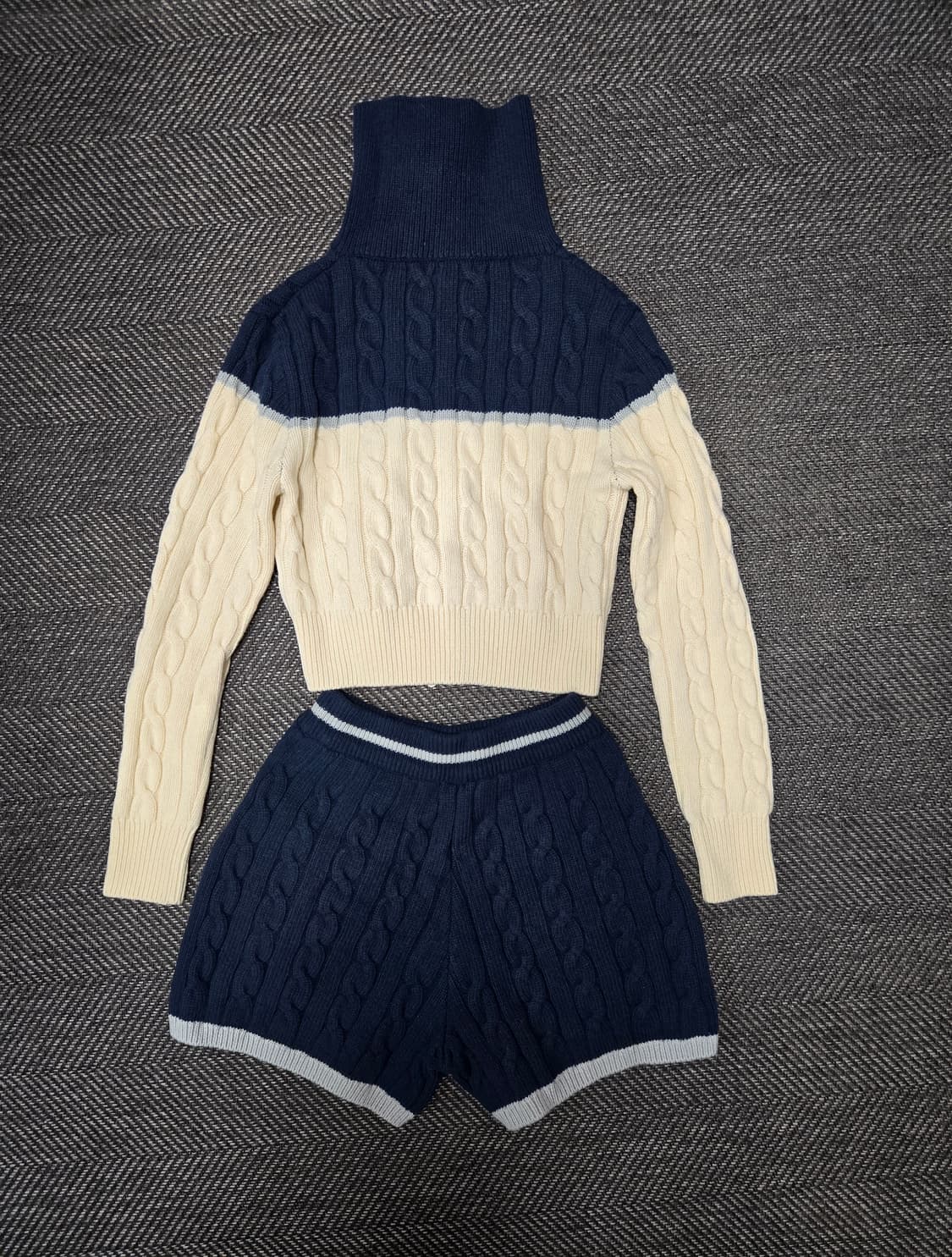 글로브 CHVR 니트 크롭 가디건 + 반바지 세트 니트집업 상품이미지2