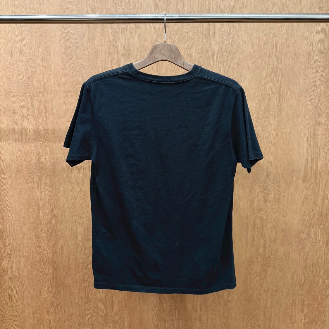 밴 데이비스 라운드넥 반팔 레드 로고 프린팅 카모 패턴 포켓 디테일 블랙 상품이미지3