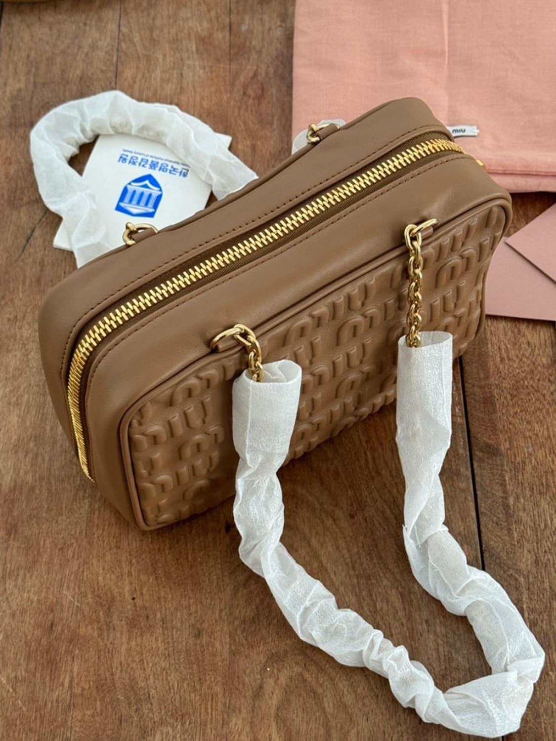 미우미우 로고 엠보싱 가죽 탑 핸들백 브라운 상품이미지2