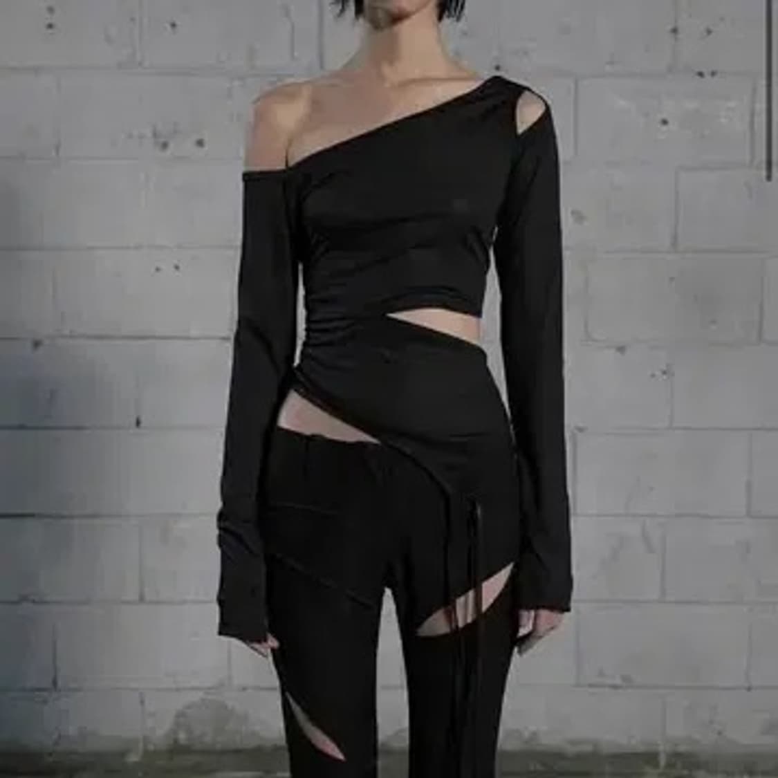 보헤미안서울 컷아웃 롱슬리브 티 상품이미지1