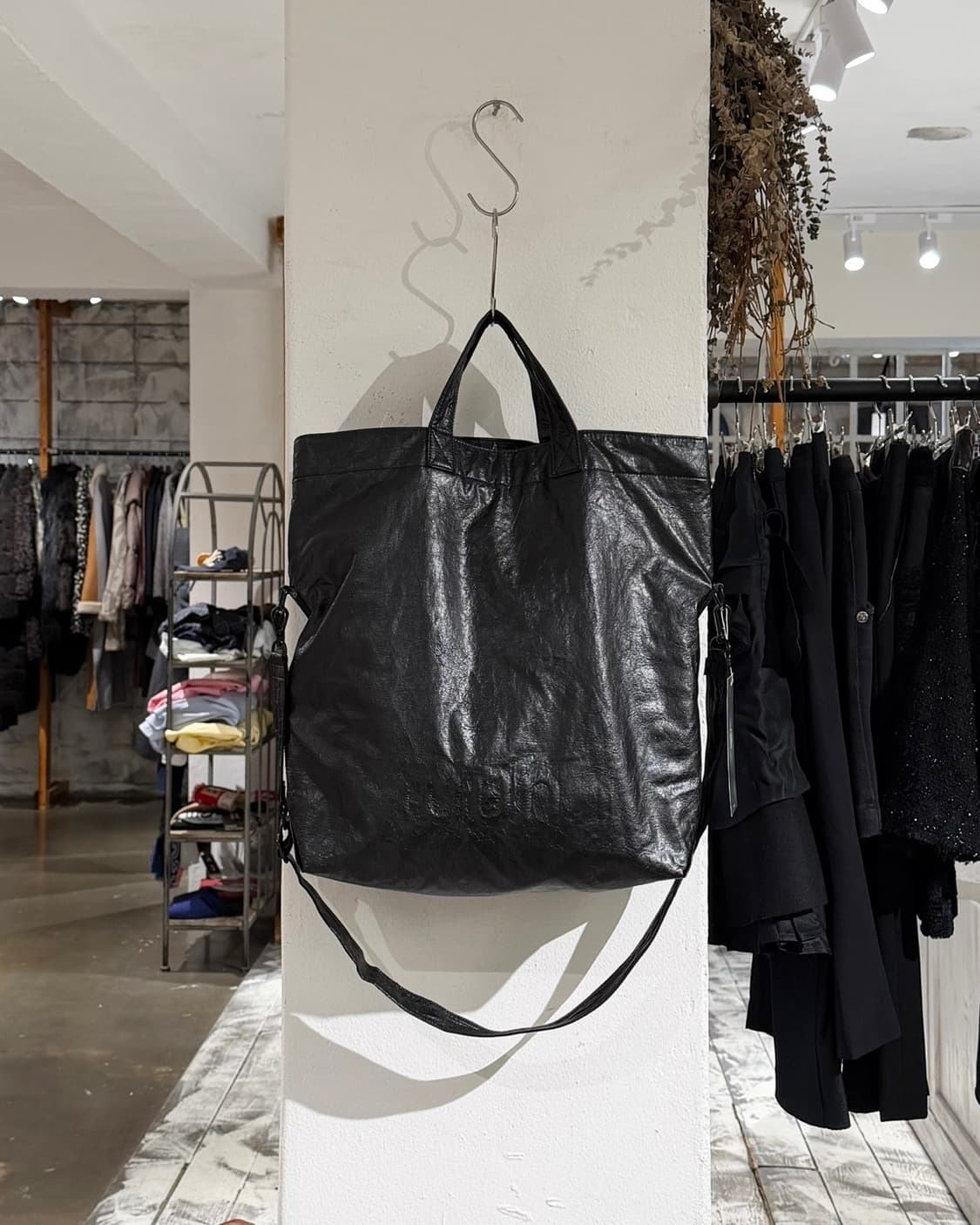 준지 블랙 레더 로고 토트백 상품이미지1