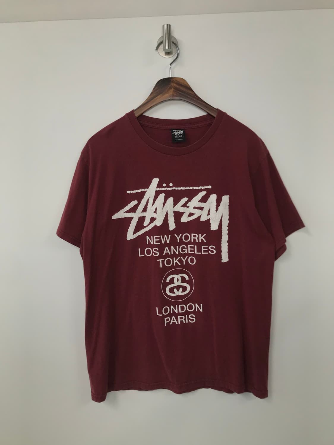 스투시 월드투어 버건디 반팔 티셔츠 상품이미지3
