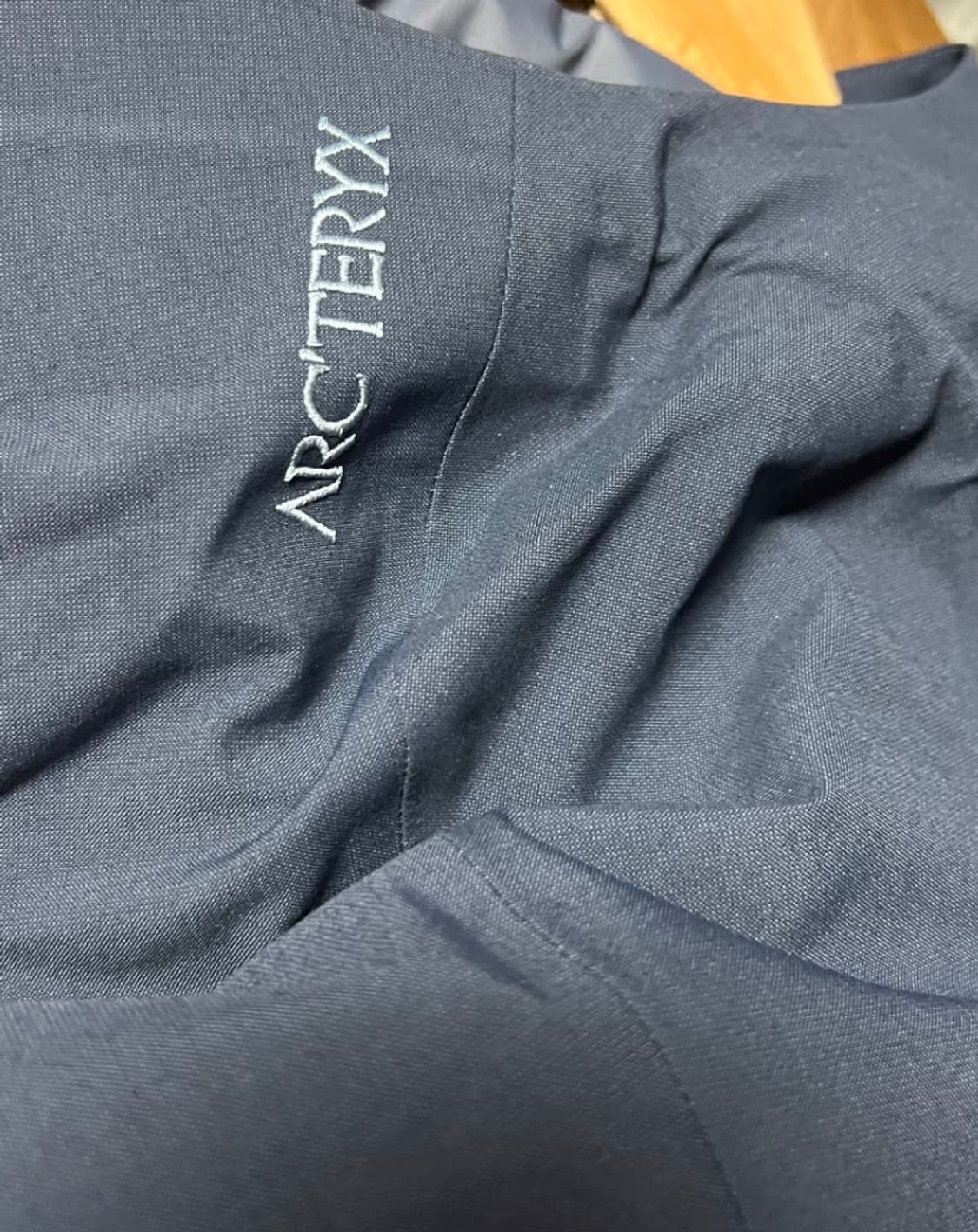 아크테릭스 써마 파카 L 사이즈 블랙 사파이어 색상  상태 9.5/10  상품이미지3