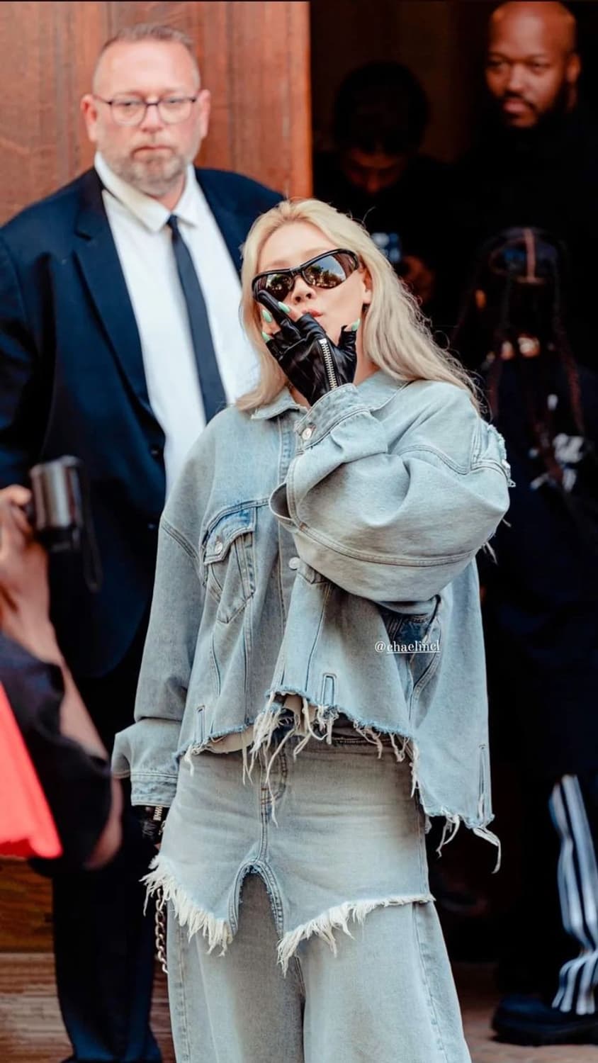 발렌시아가 디컨스트럭티드 오버사이즈 로우 데님 자켓 상품이미지3