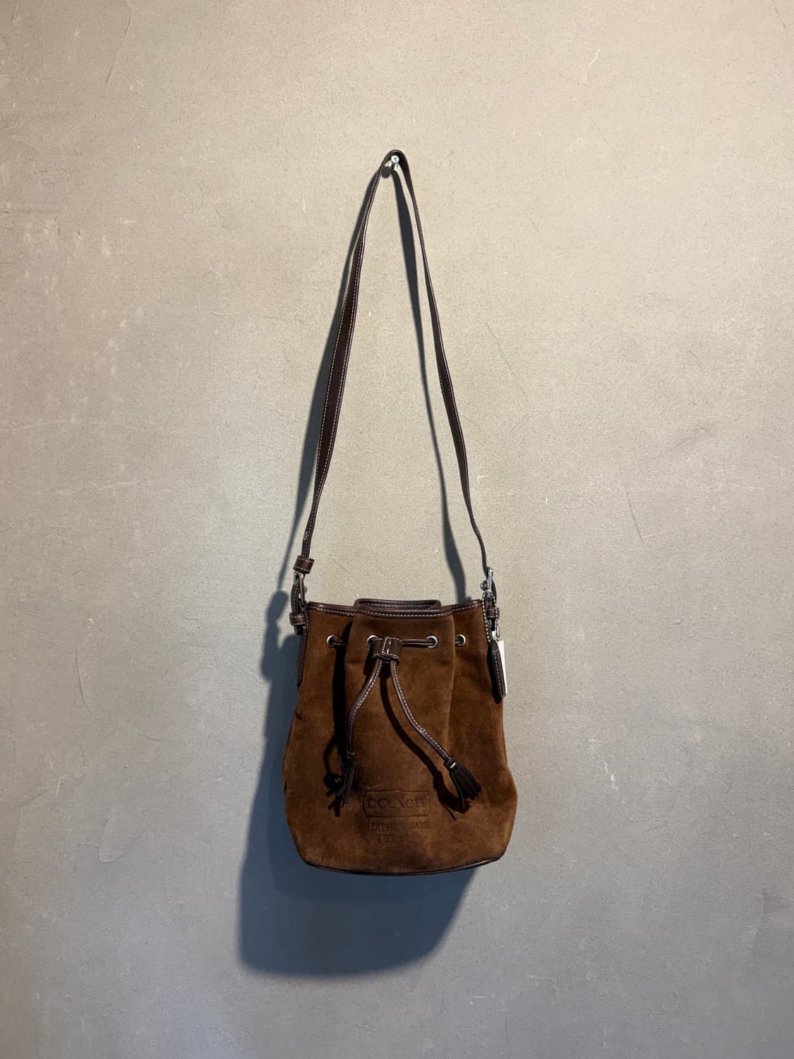 코치 스웨이드 드로우스트링 버킷 숄더백 상품이미지1