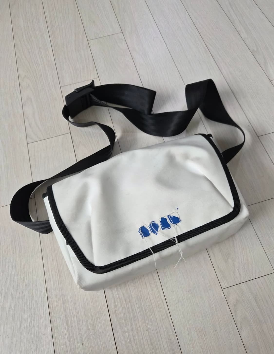 아더에러 트레이스 애드모어 크로스백 화이트 상품이미지1