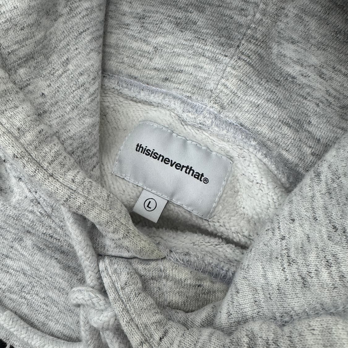 L 디스이즈네버댓 디네댓 자수 아치로고 그레이 후드 티셔츠  상품이미지4
