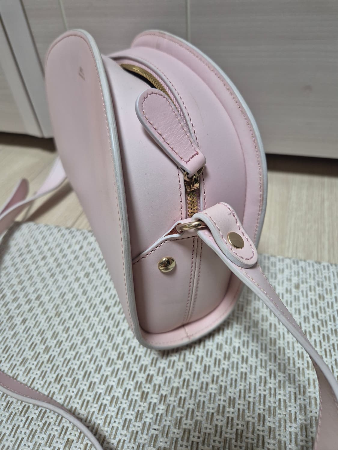 (정품) 아페쎄 A.P.C 하프문 크로스백 우유핑크 상품이미지9