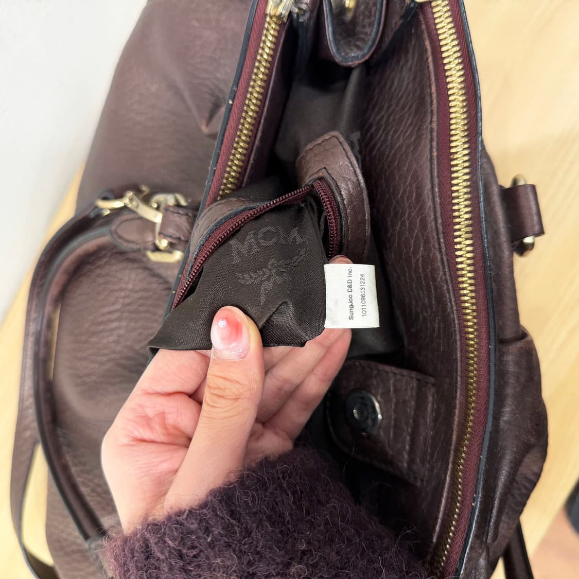 MCM 레더 토트백 골드 로고 더블 핸들 바닥 스터드 디테일 브라운 상품이미지8