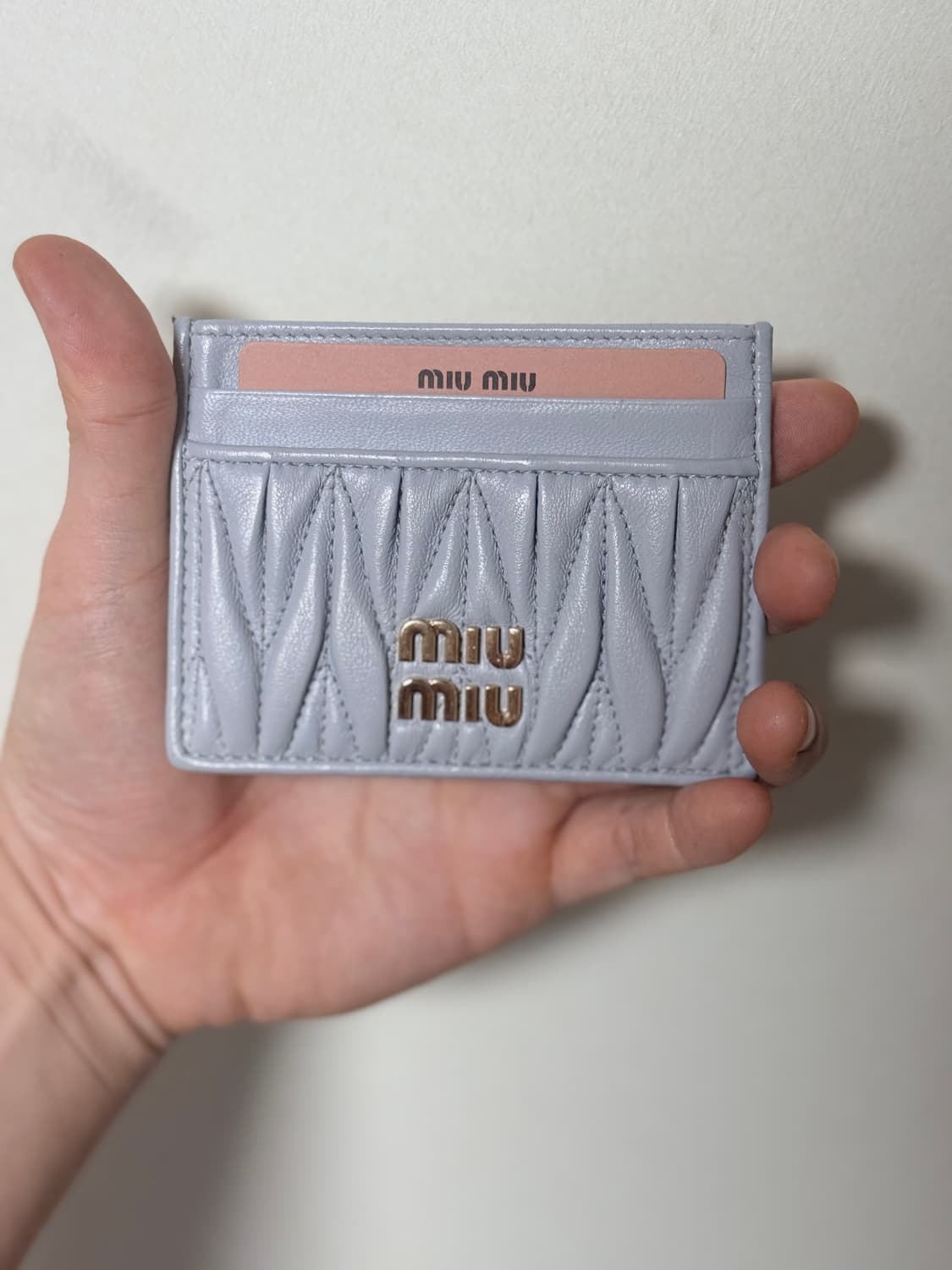 미우미우 마테라쎄 카드 지갑 파우더 블루 상품이미지3