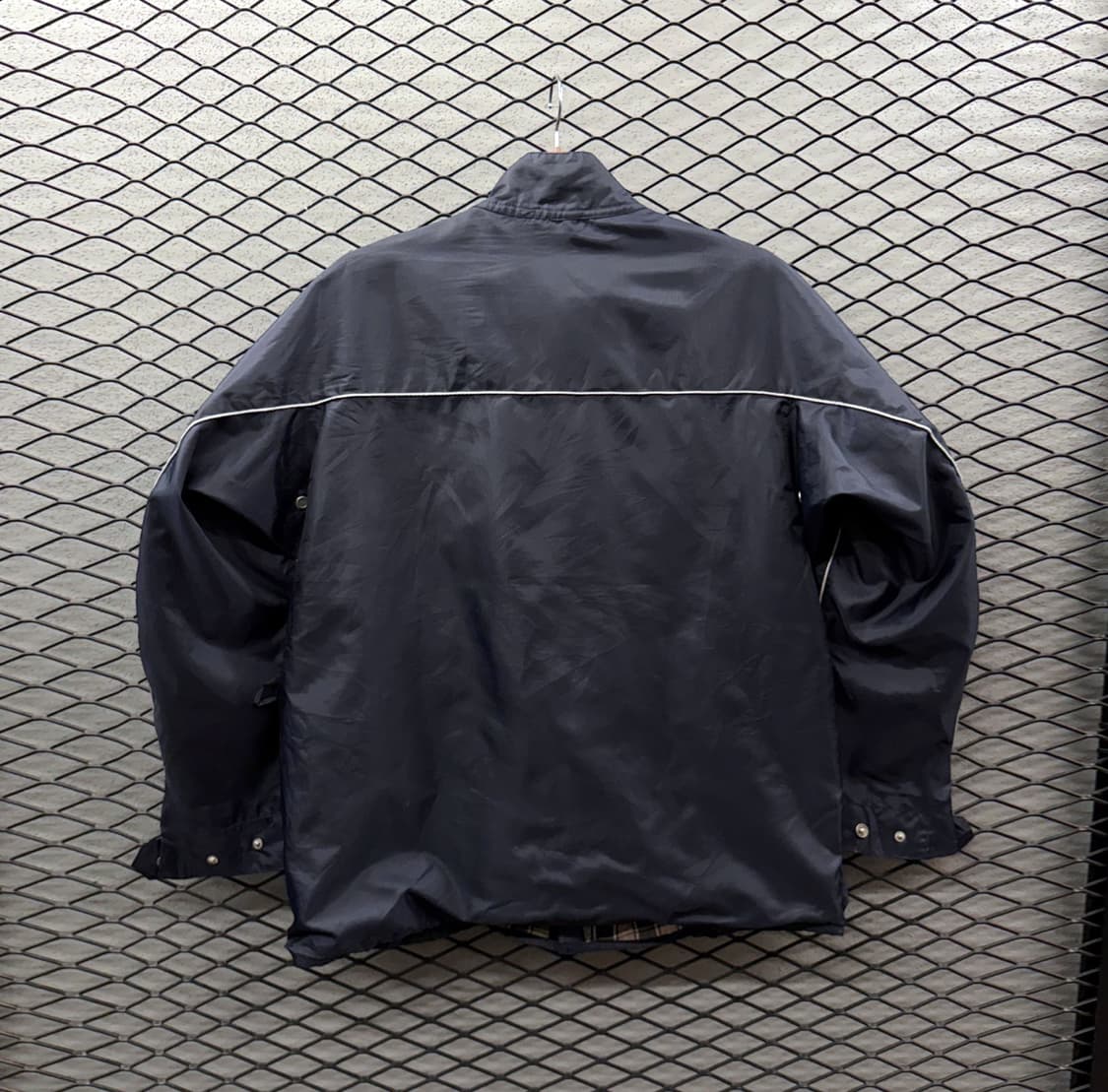 벨스타프 클래식 라이더자켓 멀티포켓 로고패치 펄감 디테일 네이비 상품이미지3