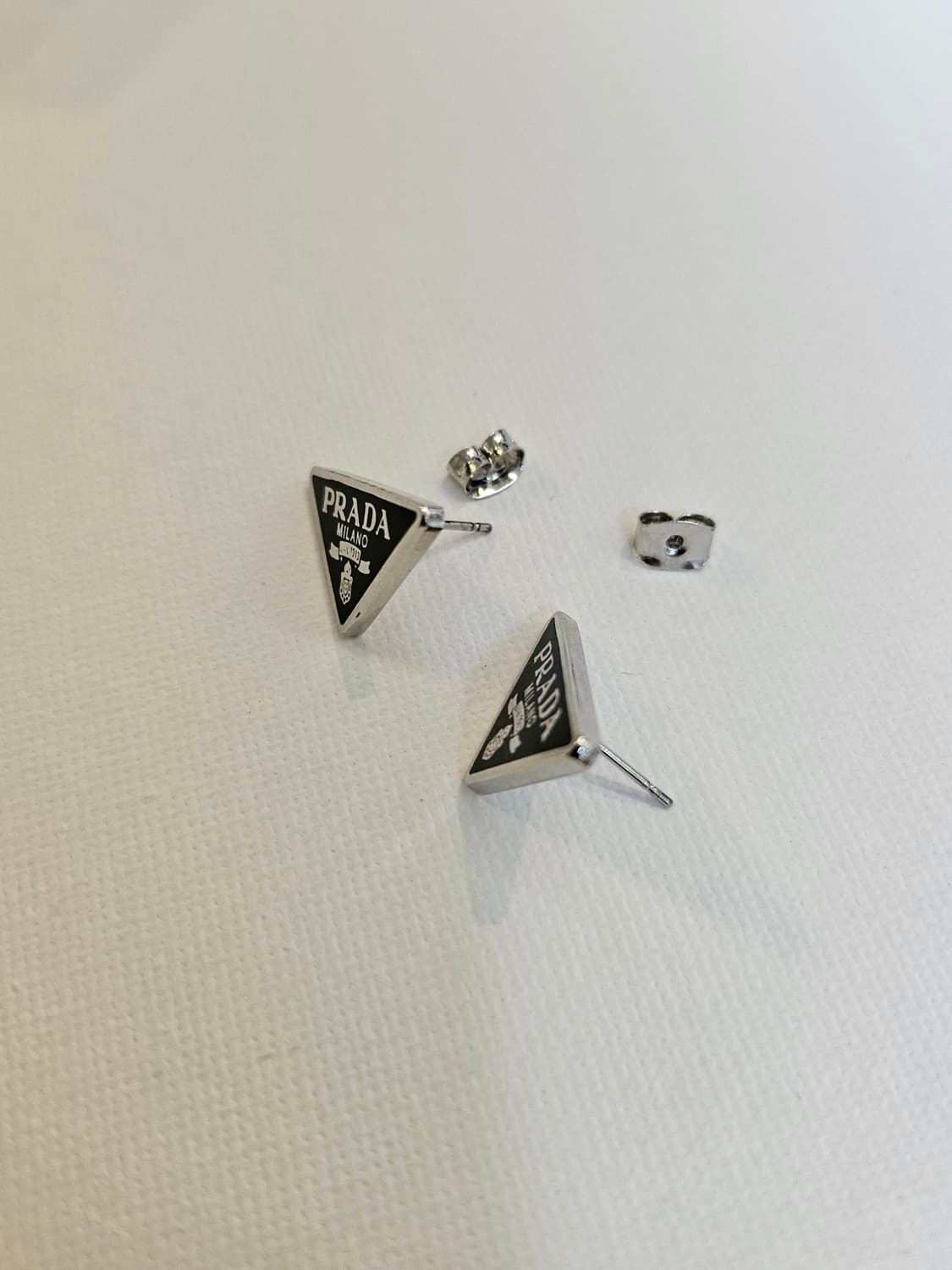 프라다 업사이클링 삼각로고 미니 귀걸이 블랙 상품이미지4