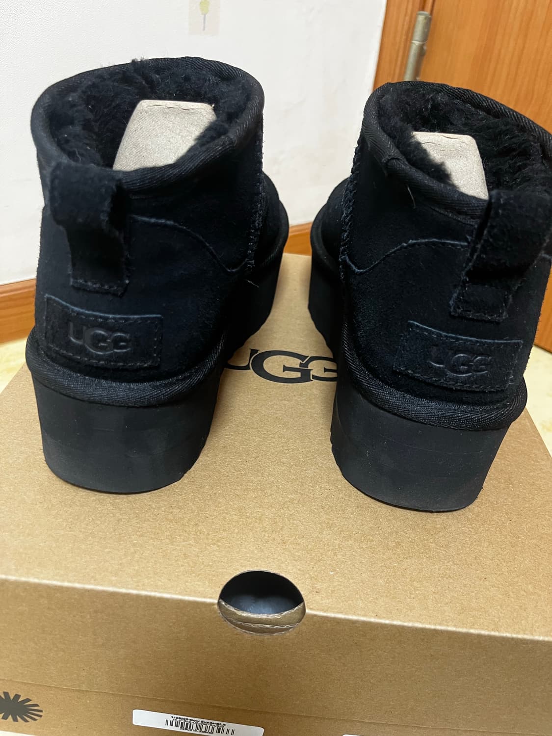 어그 클래식 울트라 미니 플랫폼 블랙 250 상품이미지4