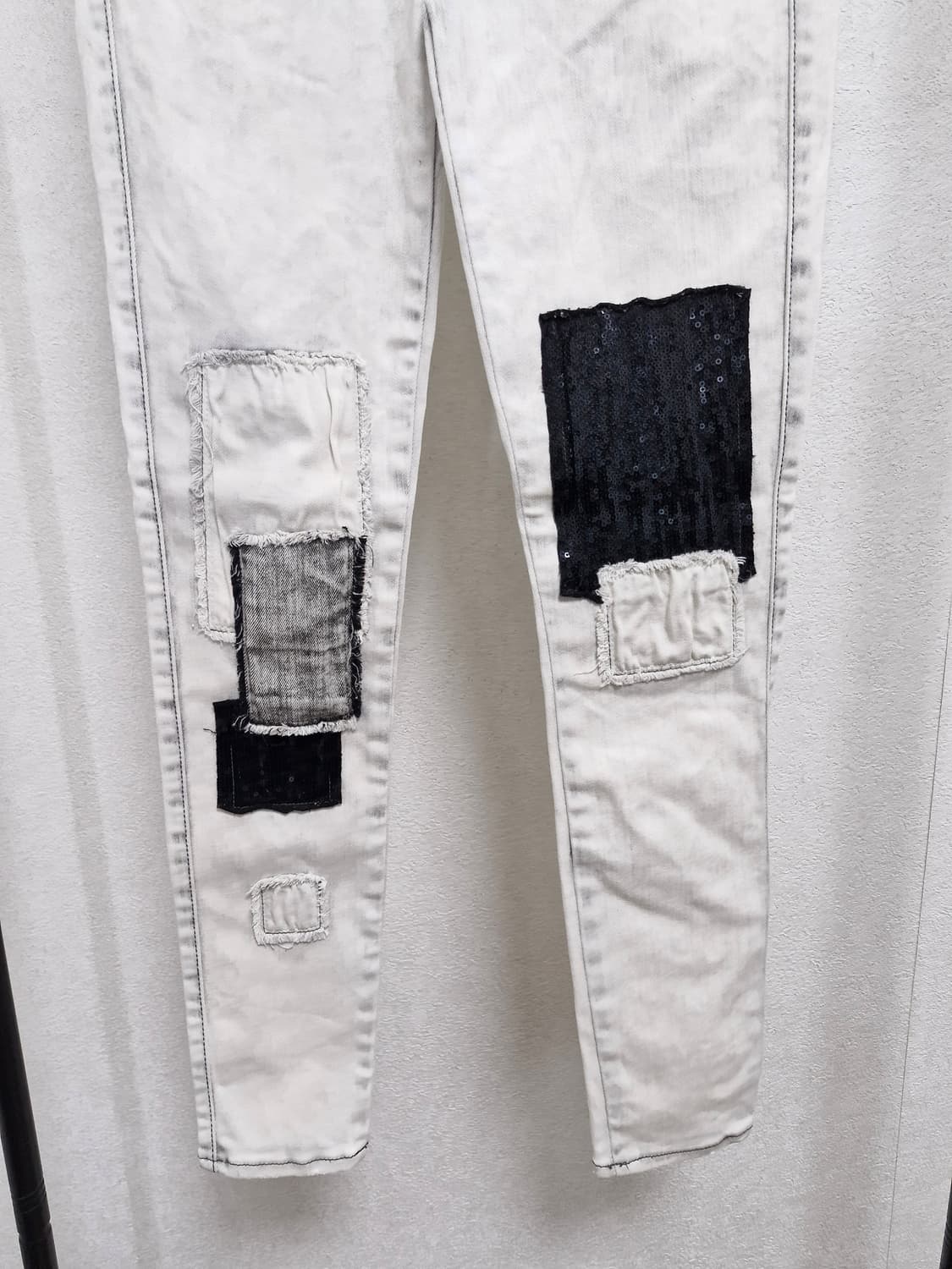 [23] SIWY 씨위 스팽글 패치 스키니 데님 화이트 상품이미지2