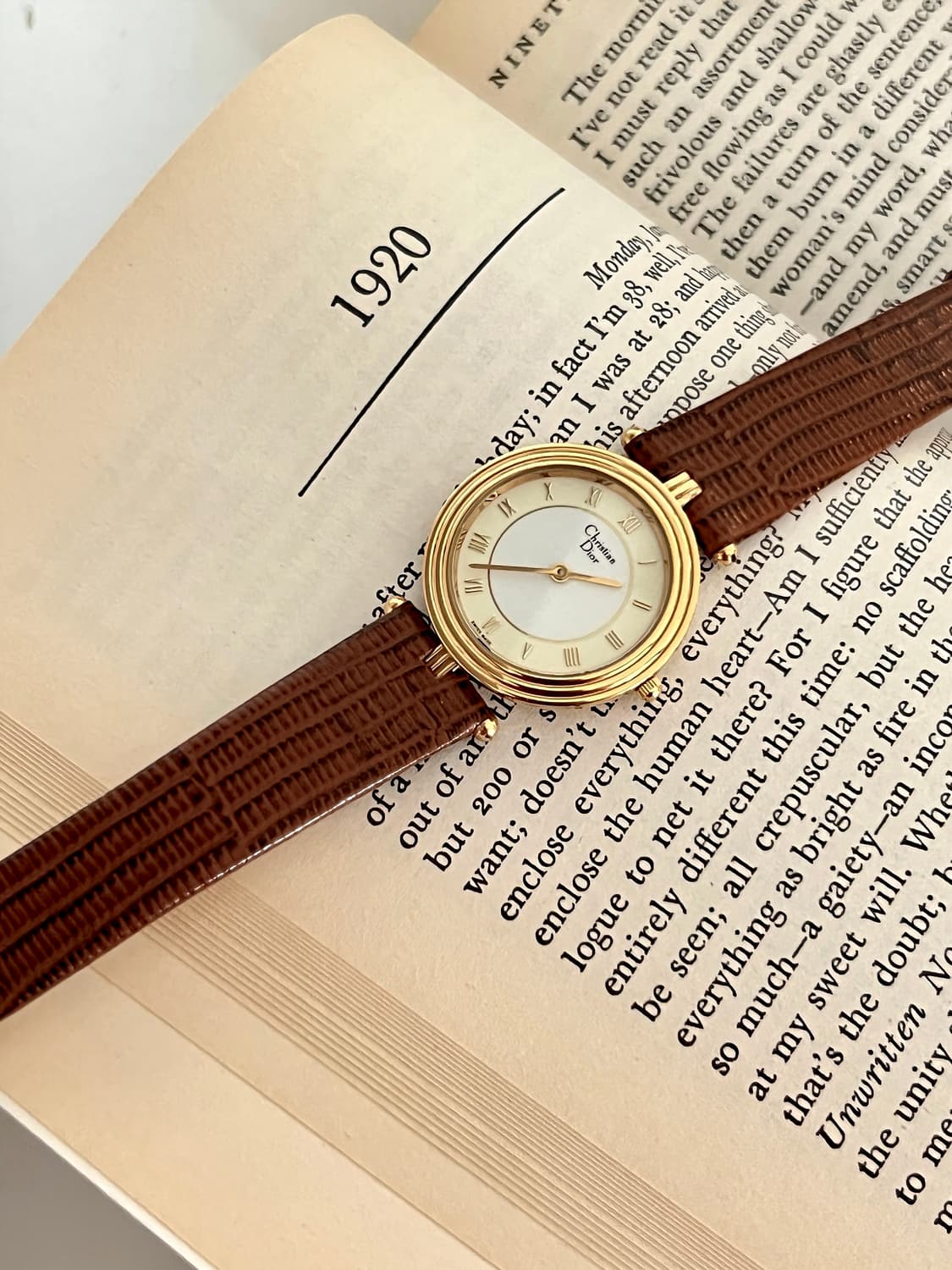 디올  골드 베젤 라운드 시계 / 정품감정 .케어 상품이미지2