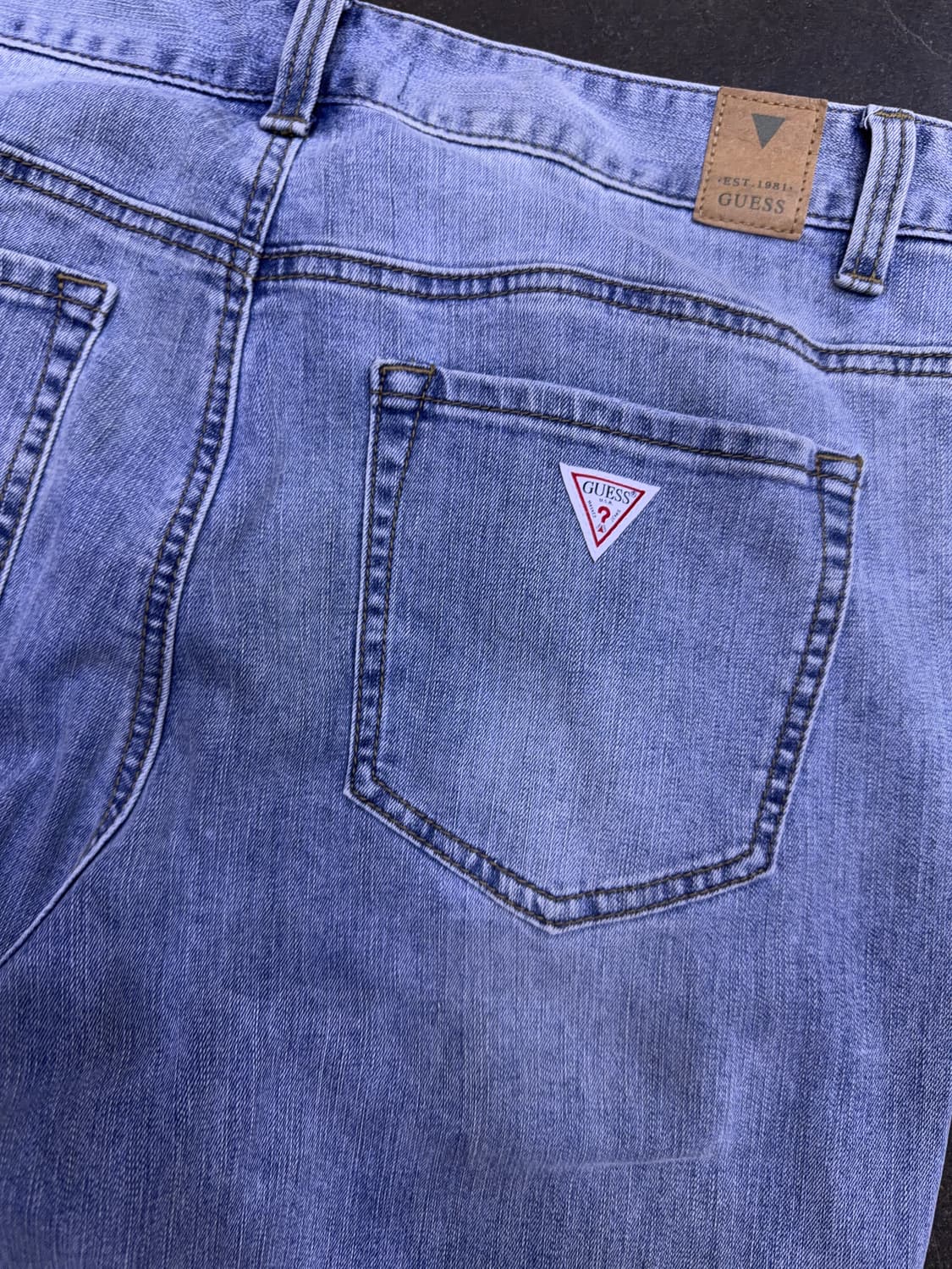 게스 빈티지 데미지 라이트 워싱 스트레이트핏 데님팬츠 33 상품이미지7