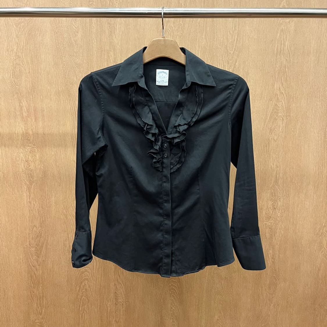 브룩스 브라더스 카라 블라우스 브이넥 프릴 버튼 클로징 디테일 블랙 상품이미지2