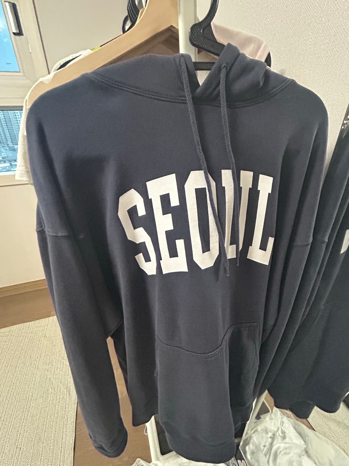 브랜디멜빌 서울 네이비색 후드티 상품이미지1