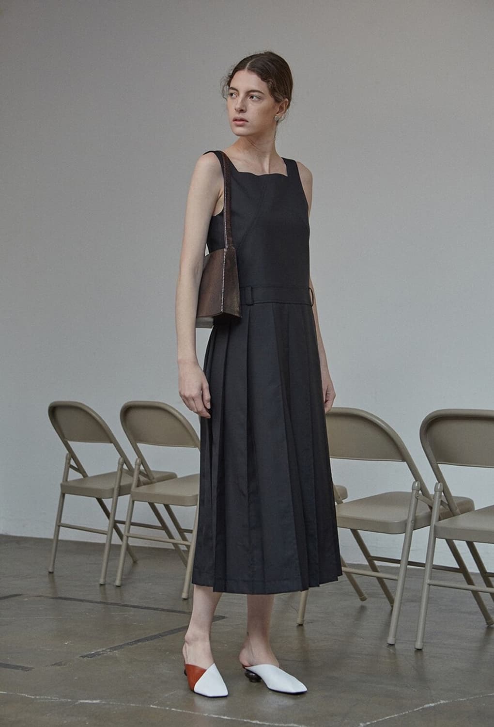 (S) 로우클래식 19SS STITCH PLEATED DRESS 블랙 상품이미지3