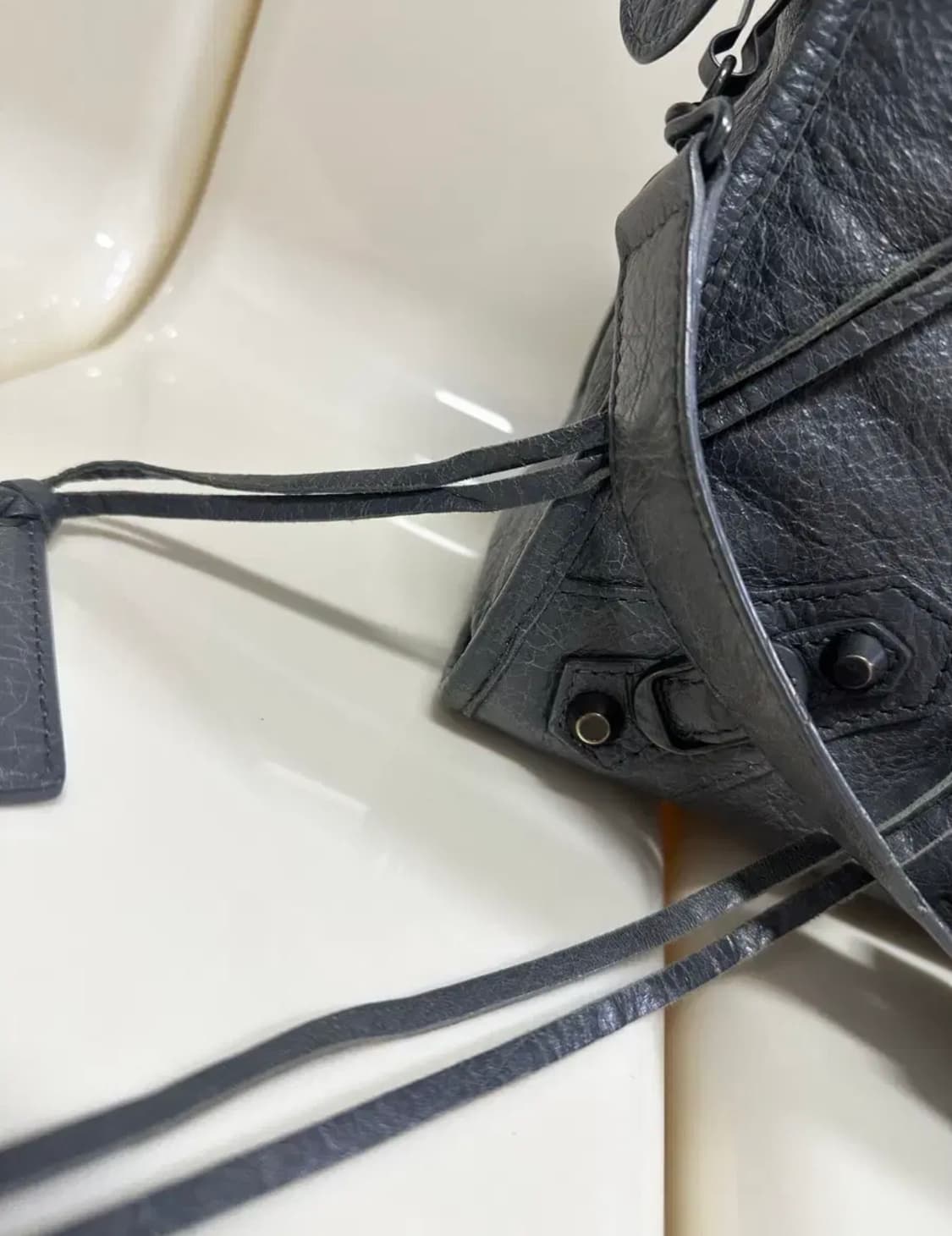 발렌시아가 시티 모터백 미디움 다크그레이 흑장 상품이미지5