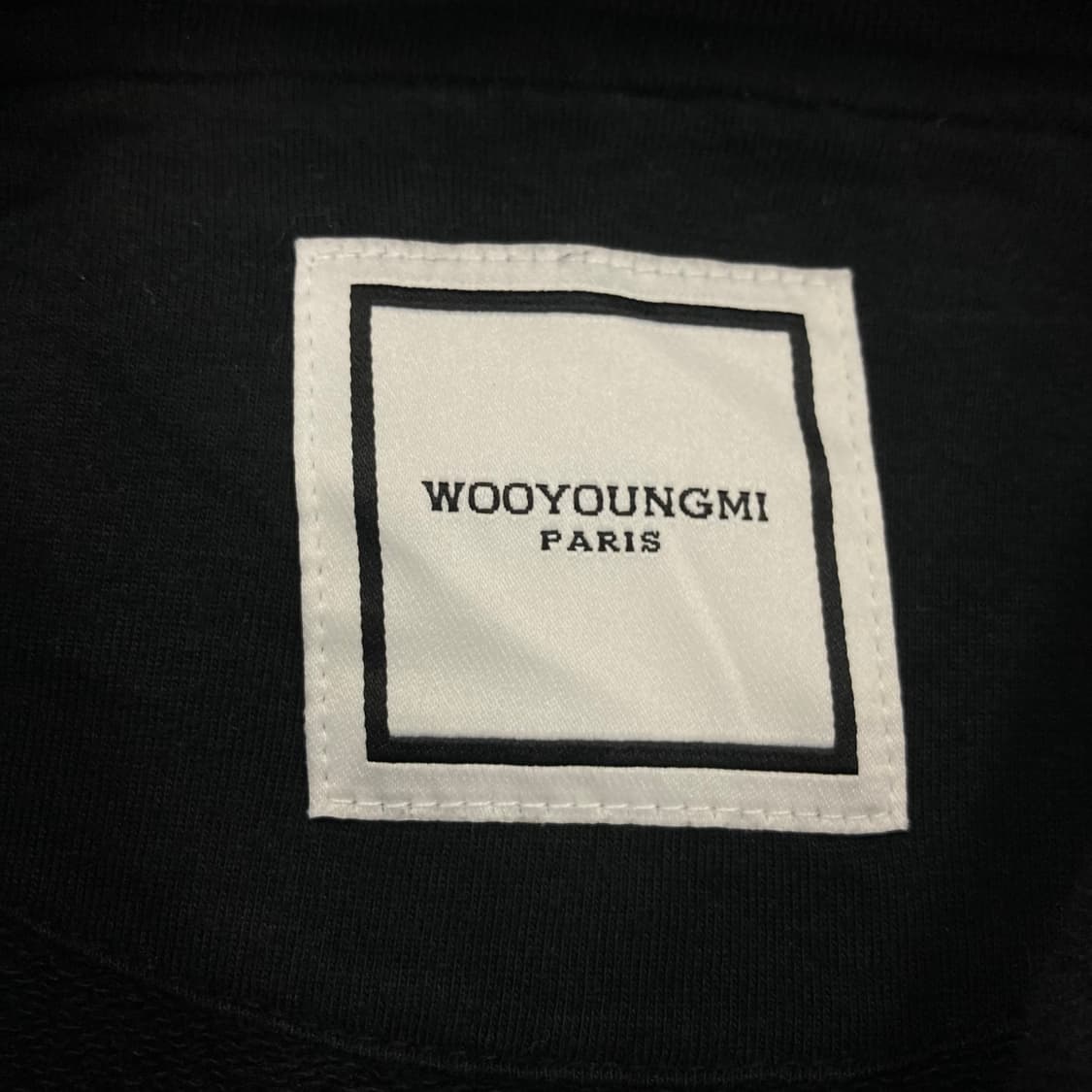 우영미 블랙 컬러 스펠아웃 로고 후드티 상품이미지5