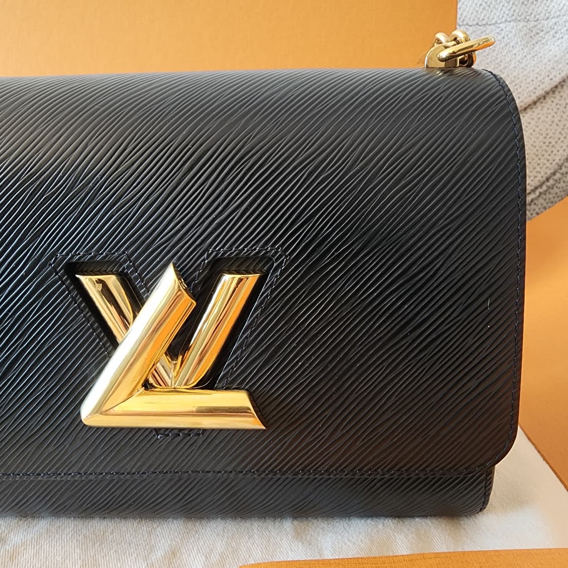 초민트급 루이비통 트위스트 MM 블랙 금장 상품이미지3