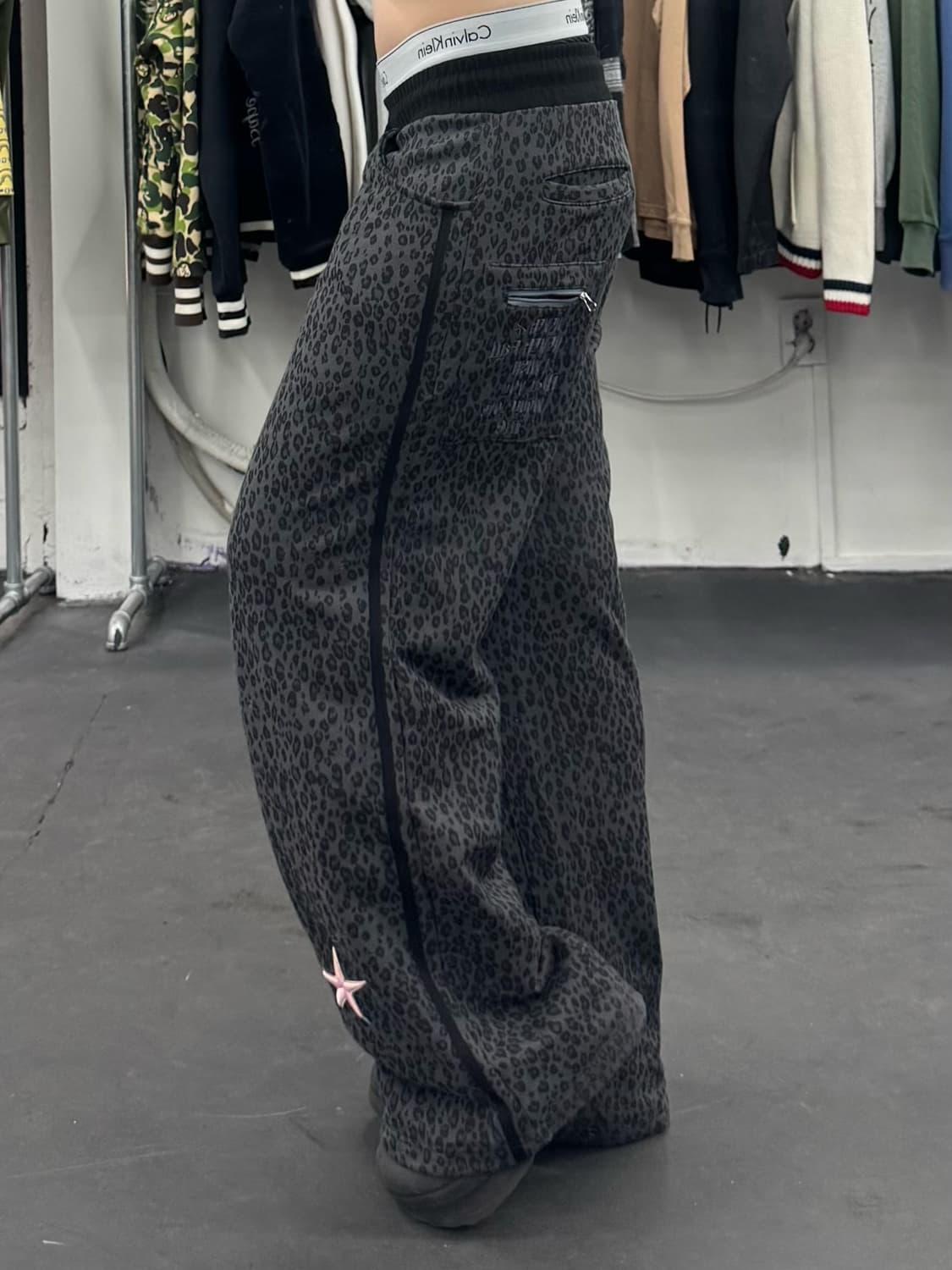 LUV IS TRUE 레오파드 스웻팬츠 상품이미지2