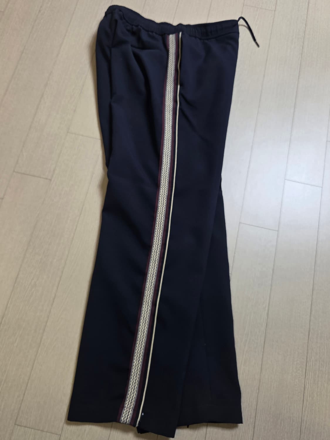 [정품] 타임옴므 23ss 남성 사이드 자수 트랙 슬랙스 82 size 상품이미지3