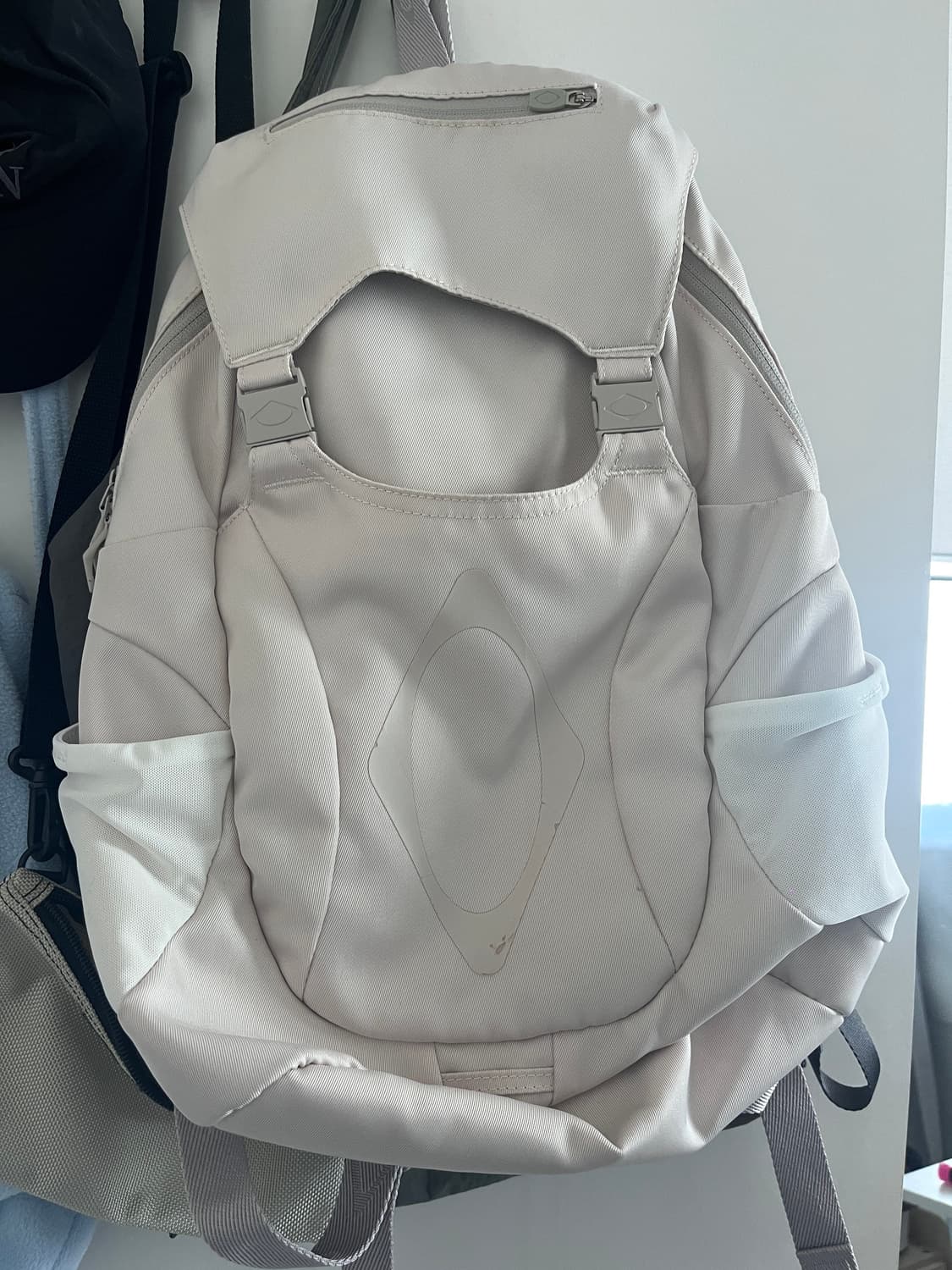 미스치프 버클 플랩 백팩 라이트 베이지 상품이미지2