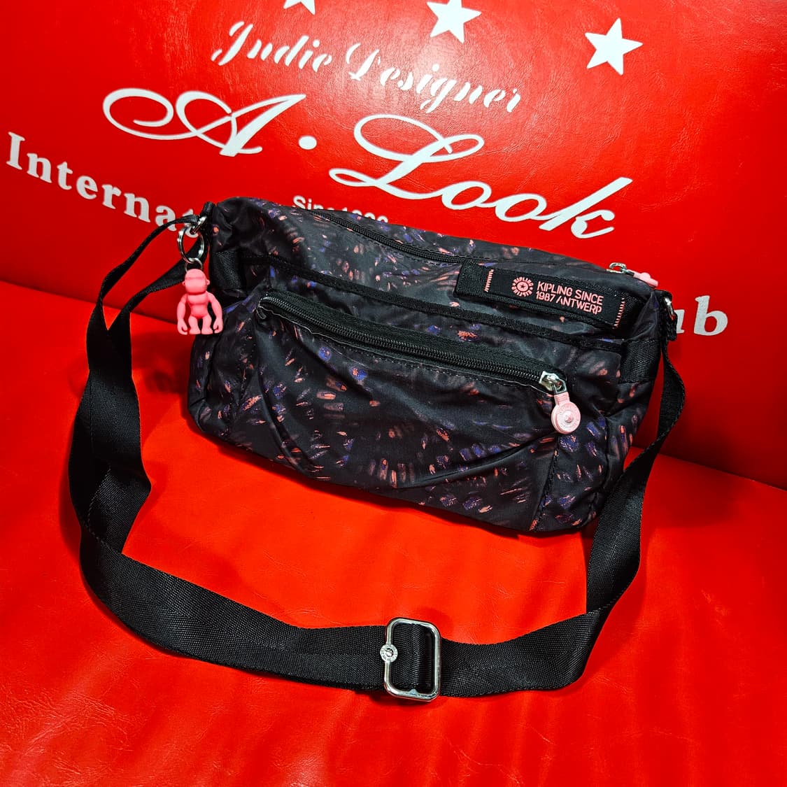 키플링(KIPLING) 핑크 몽키 레인보우 페인팅 크로스백  상품이미지1