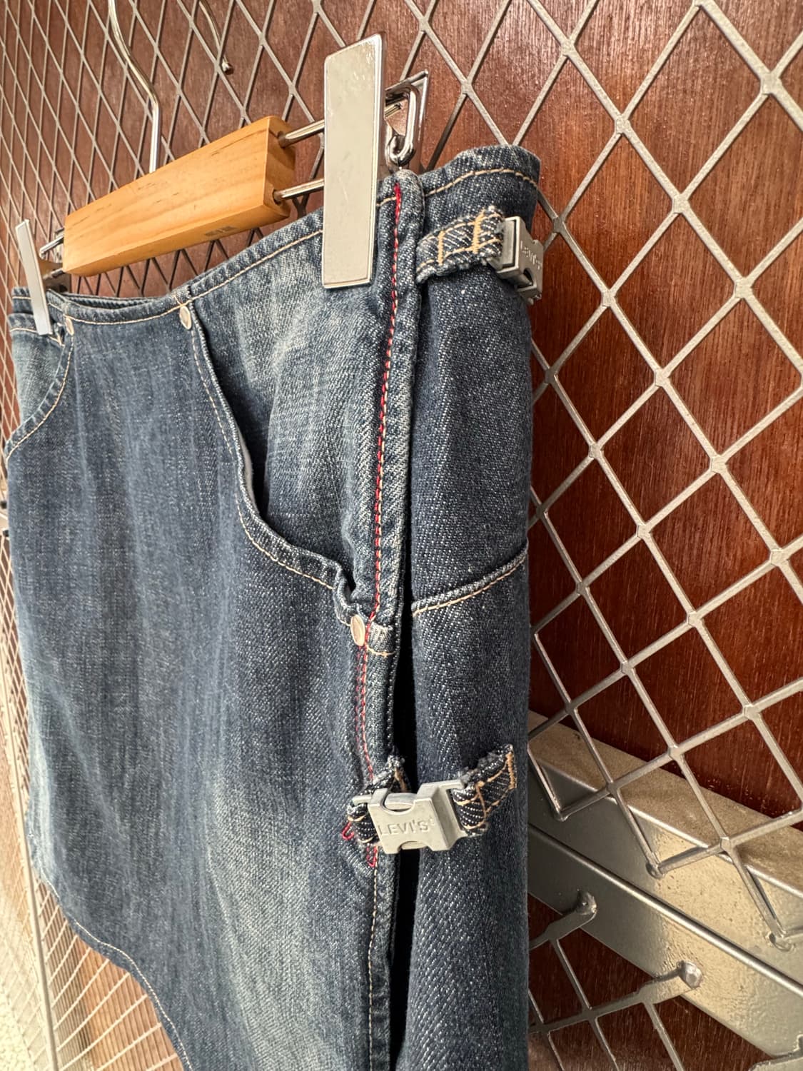 리바이스 엔지니어드 스트랩 랩 워싱 데님 미니 스커트 28 상품이미지2