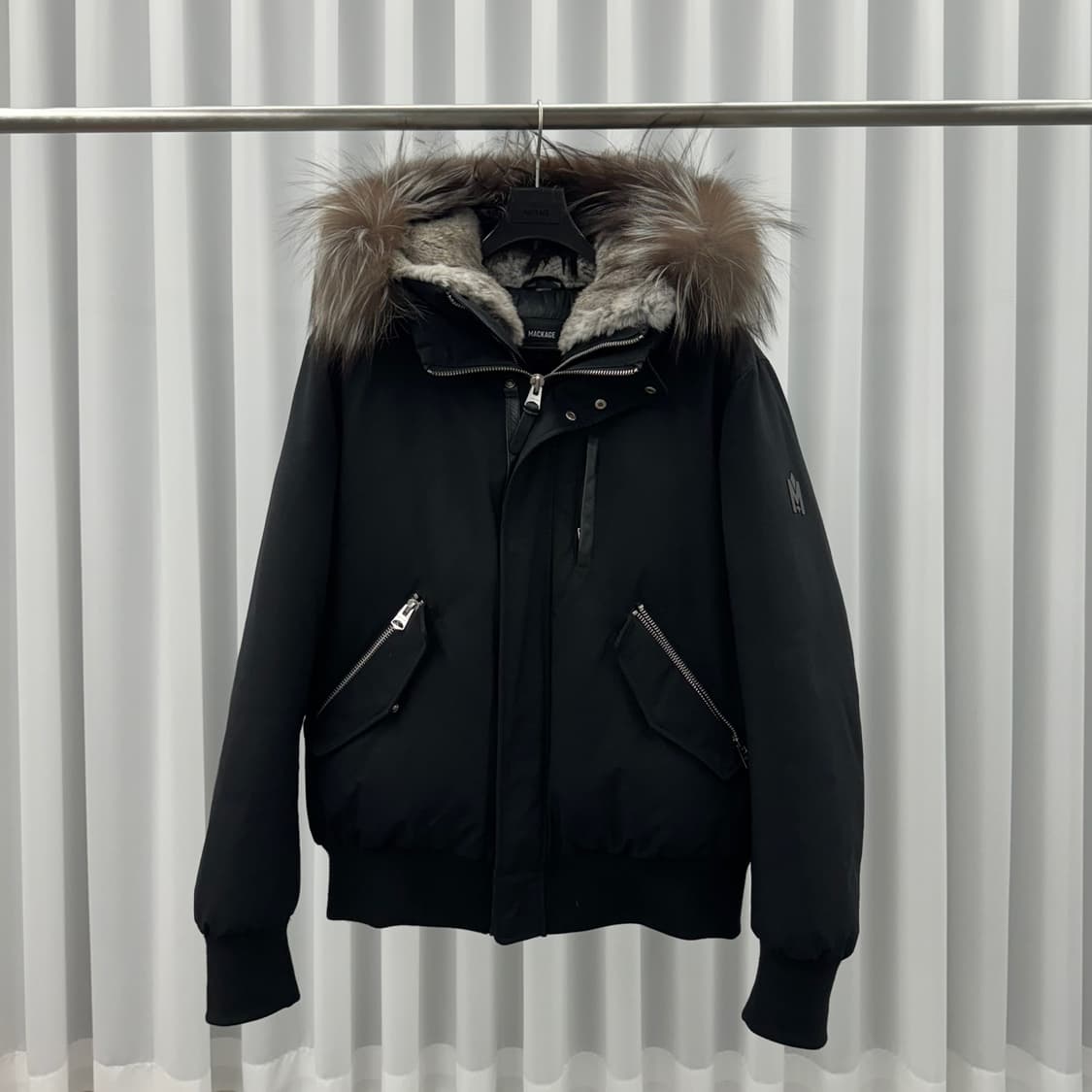 맥케이지 실버퍼 봄버 숏패딩
42  상품이미지1