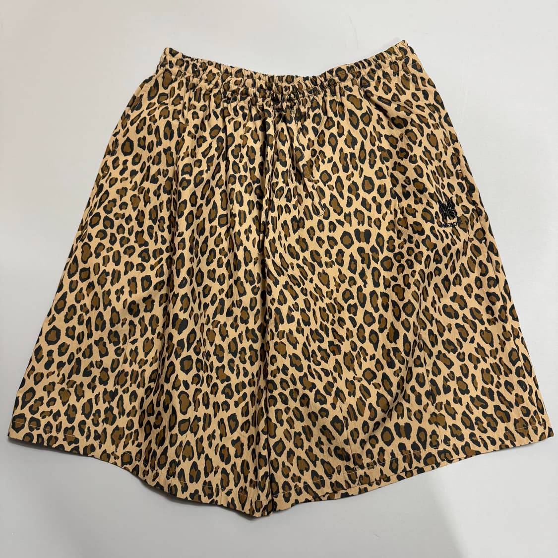 니들스 x KEBOZ 브라운컬러 레오파드 패턴 파피용 로고 버뮤다 쇼츠 상품이미지8