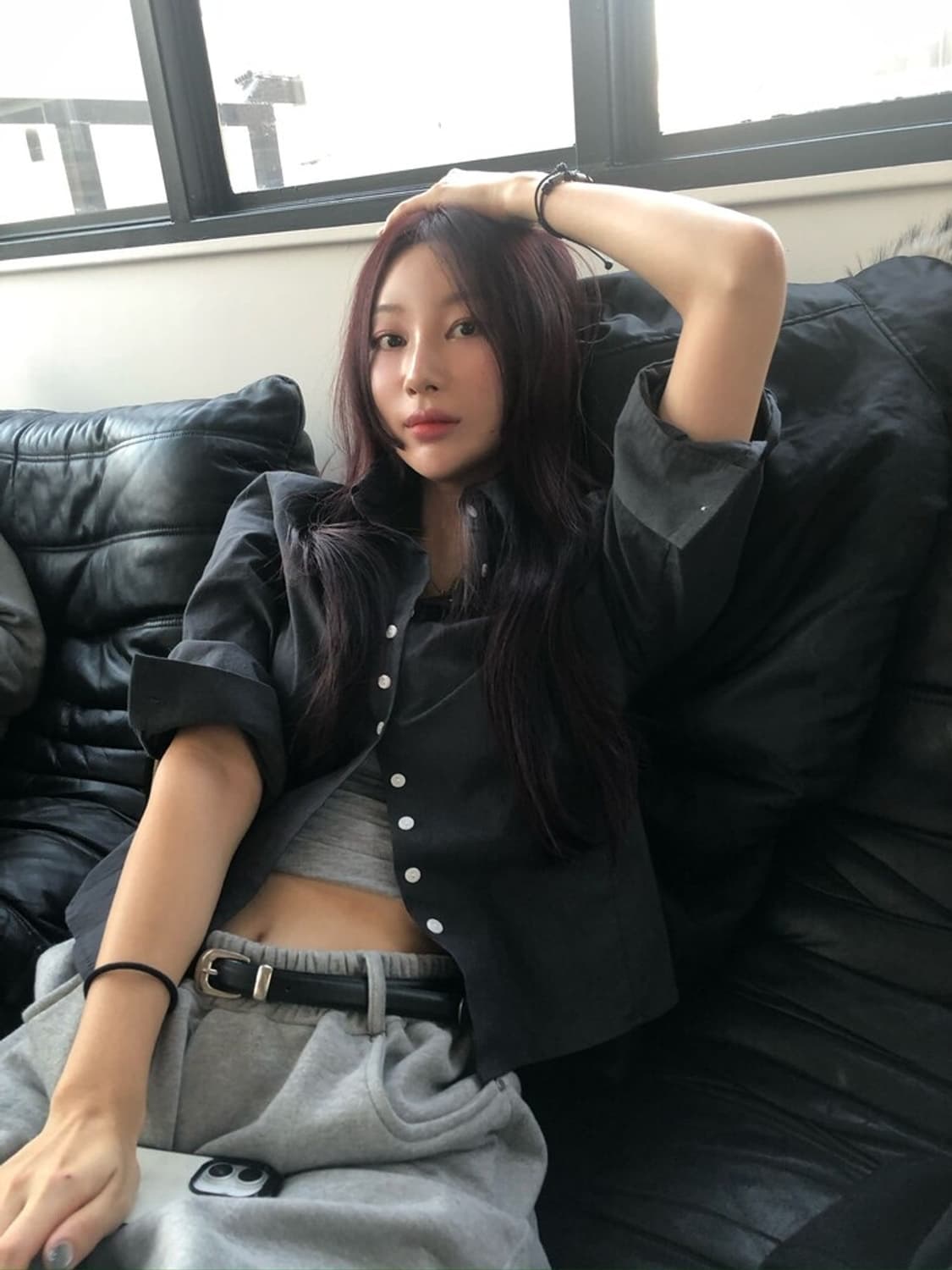 오솔OSOL 슬림핏 크롭 셔츠 차콜 상품이미지1