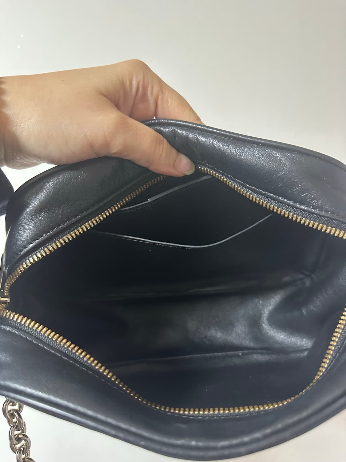 페레가모  블랙 체인 크로스백 상품이미지4