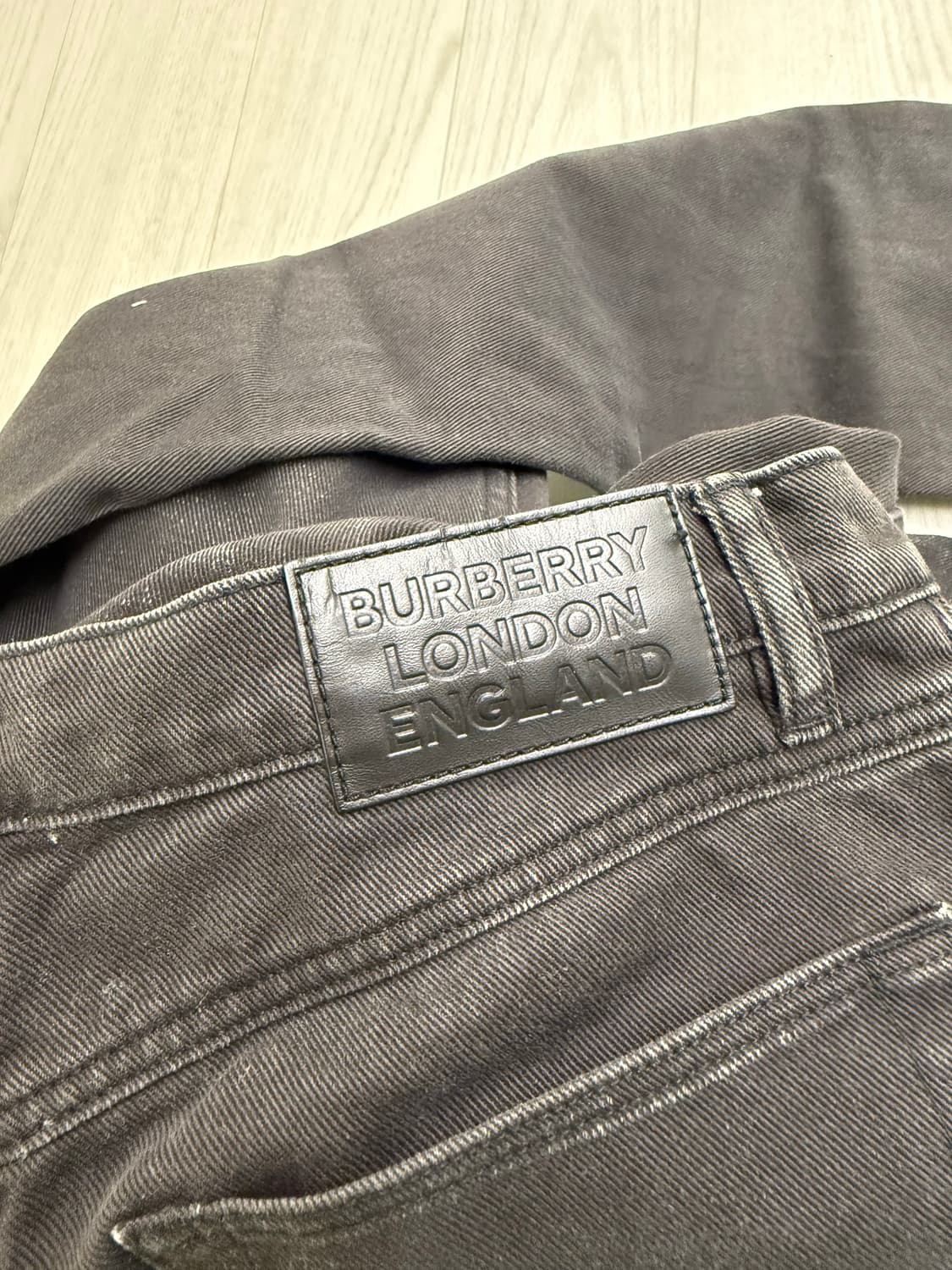 [32x32] BURBERRY 스트레이트핏 블랙진 상품이미지8